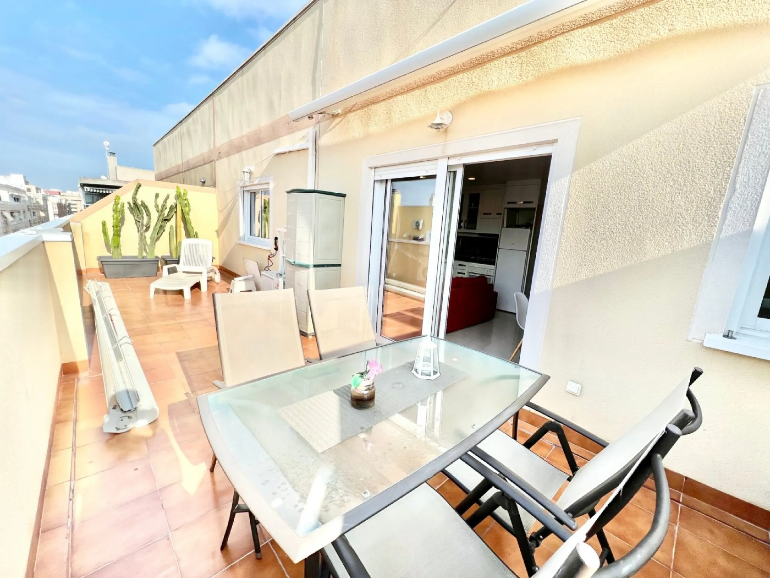 Penthouse with 30m2 terrace. South facing. 400m from the beach. Tourist license. Central location.