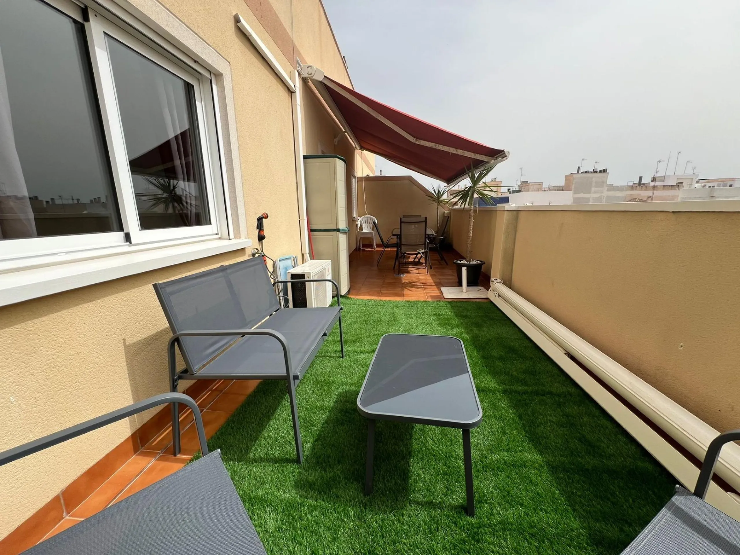 Penthouse with 30m2 terrace. South facing. 400m from the beach. Tourist license. Central location.