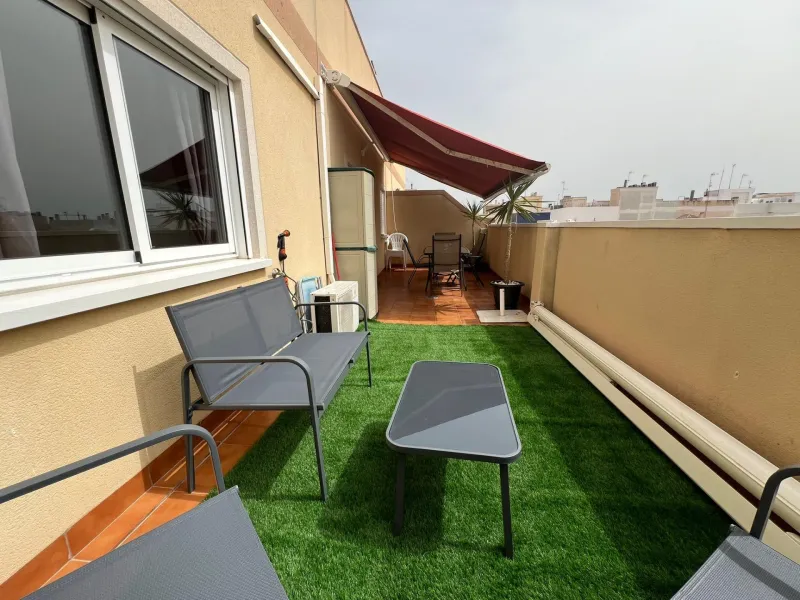 Penthouse with 30m2 terrace. South facing. 400m from the beach. Tourist license. Central location.