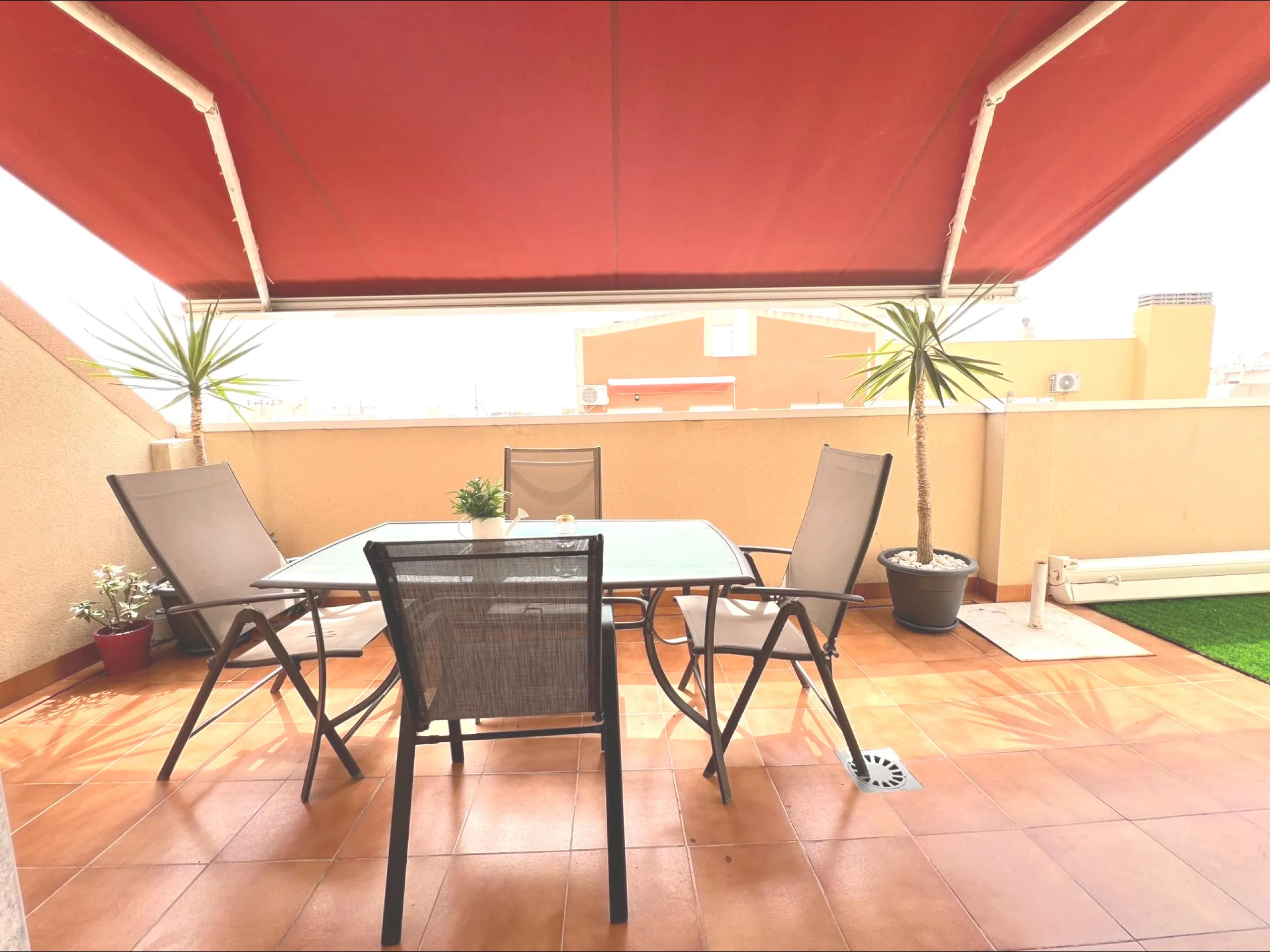 Penthouse with 30m2 terrace. South facing. 400m from the beach. Tourist license. Central location.