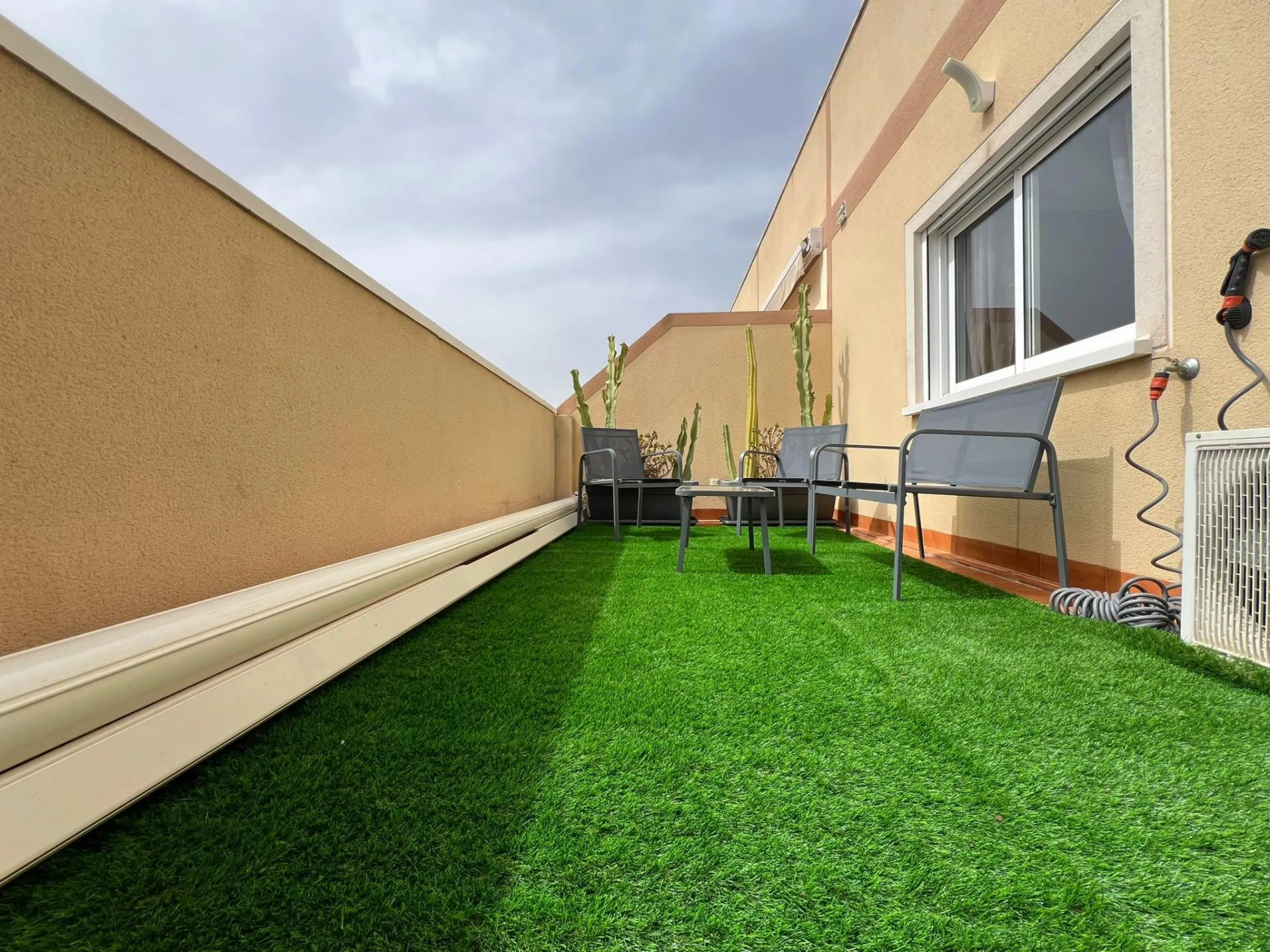 Penthouse with 30m2 terrace. South facing. 400m from the beach. Tourist license. Central location.