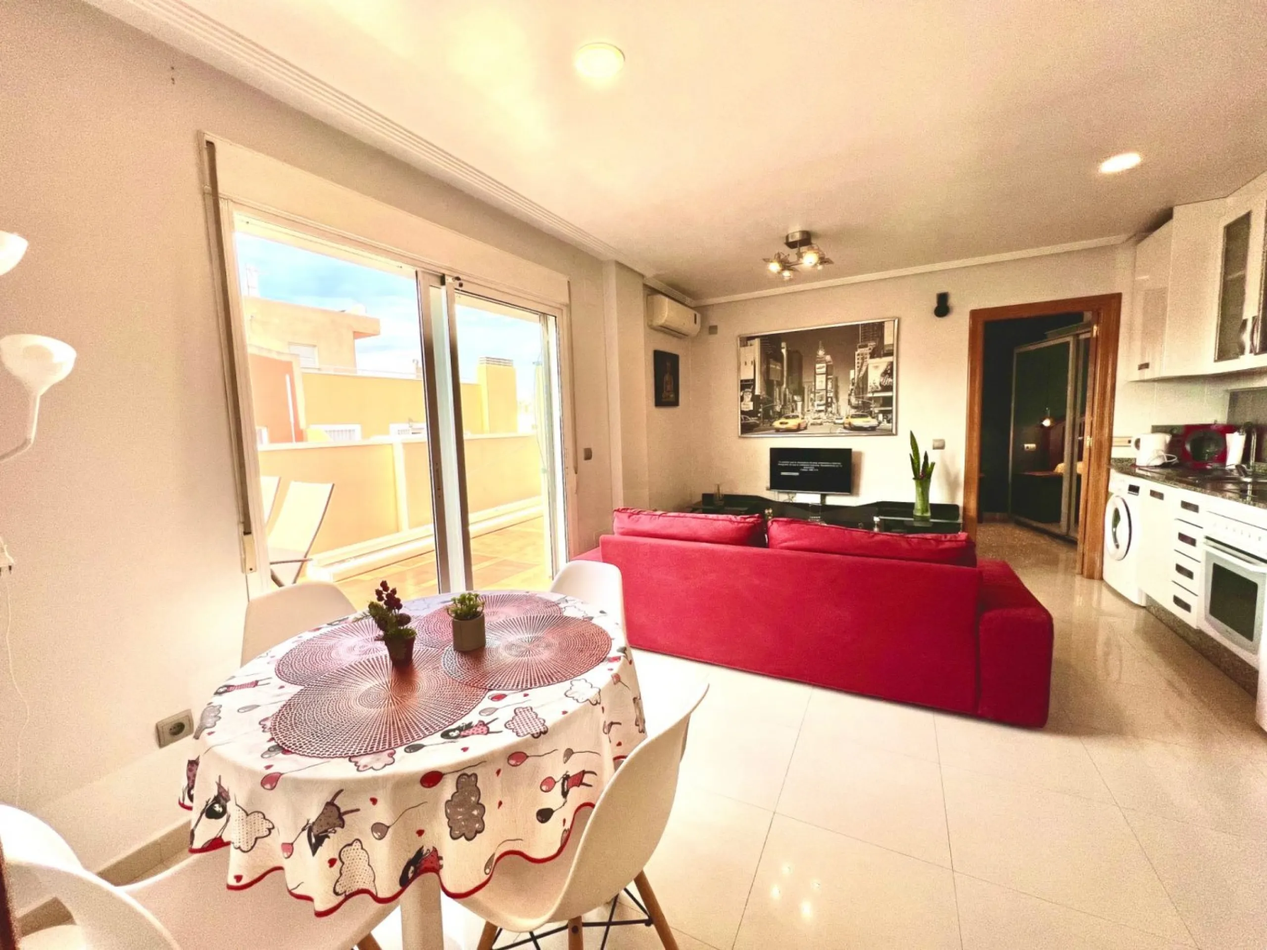 Penthouse with 30m2 terrace. South facing. 400m from the beach. Tourist license. Central location.