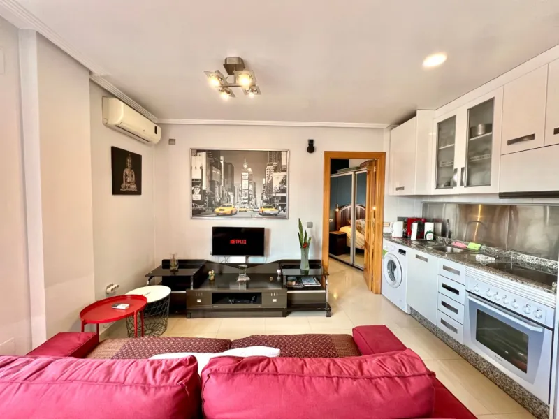 Penthouse with 30m2 terrace. South facing. 400m from the beach. Tourist license. Central location.