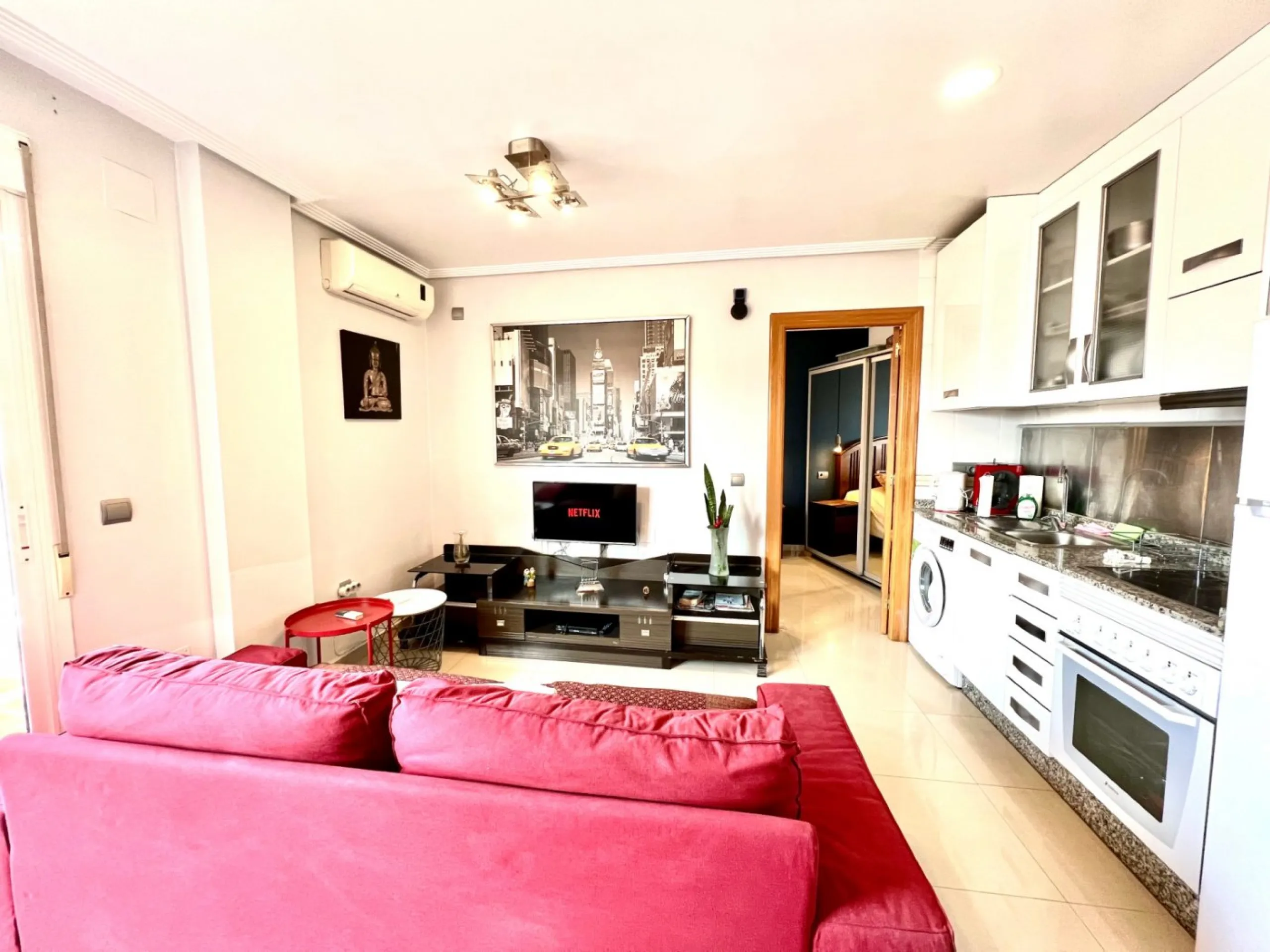 Penthouse with 30m2 terrace. South facing. 400m from the beach. Tourist license. Central location.