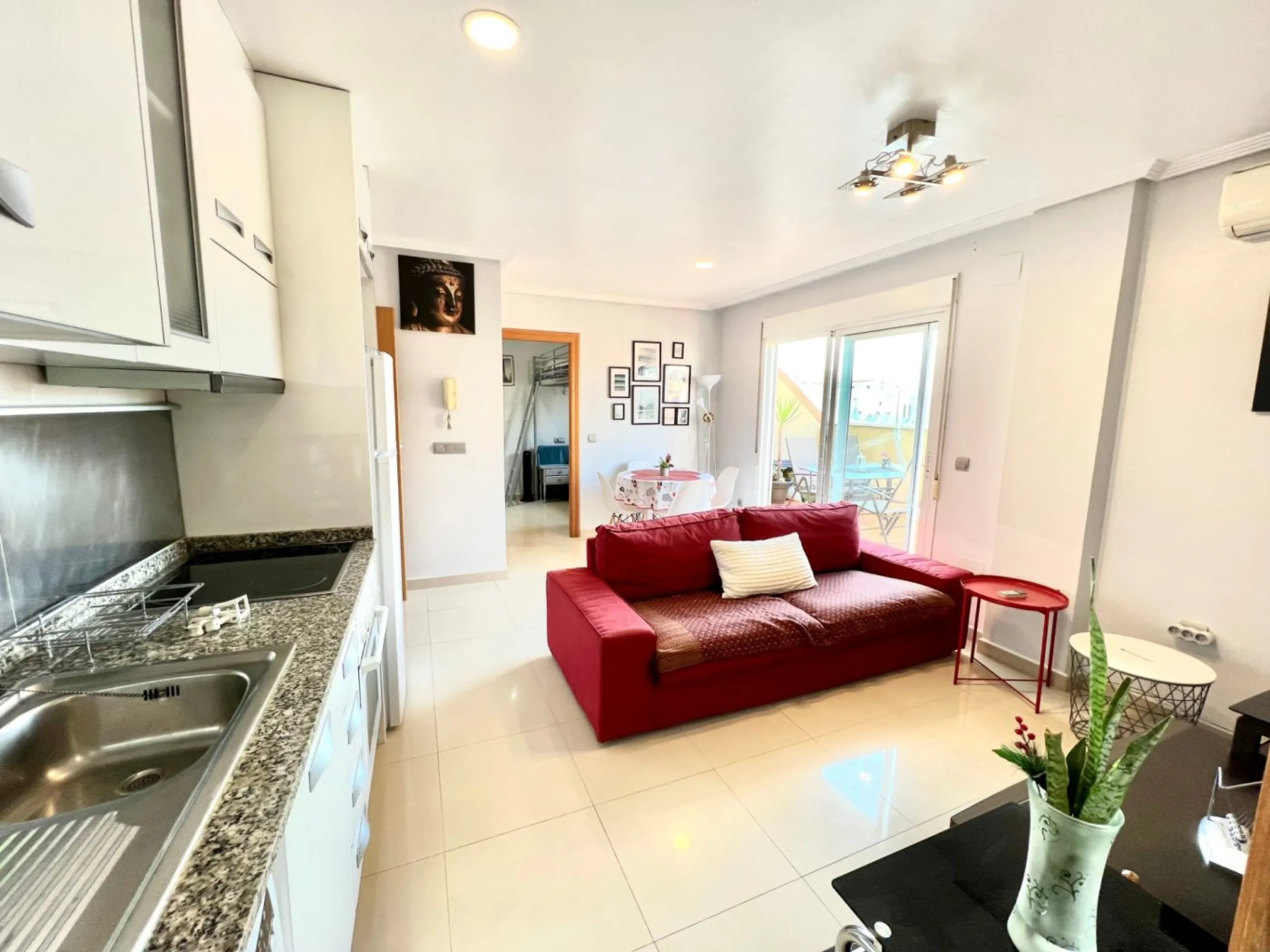 Penthouse with 30m2 terrace. South facing. 400m from the beach. Tourist license. Central location.