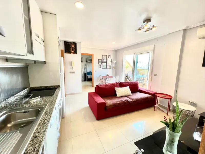 Penthouse with 30m2 terrace. South facing. 400m from the beach. Tourist license. Central location.