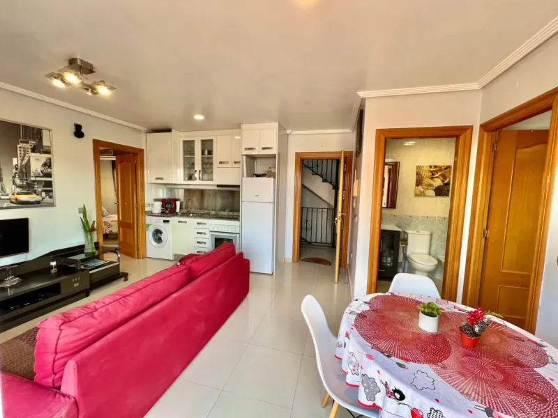 Penthouse with 30m2 terrace. South facing. 400m from the beach. Tourist license. Central location.