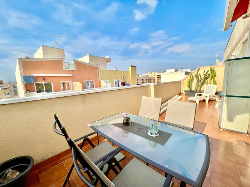Penthouse with 30m2 terrace. South facing. 400m from the beach. Tourist license. Central location.