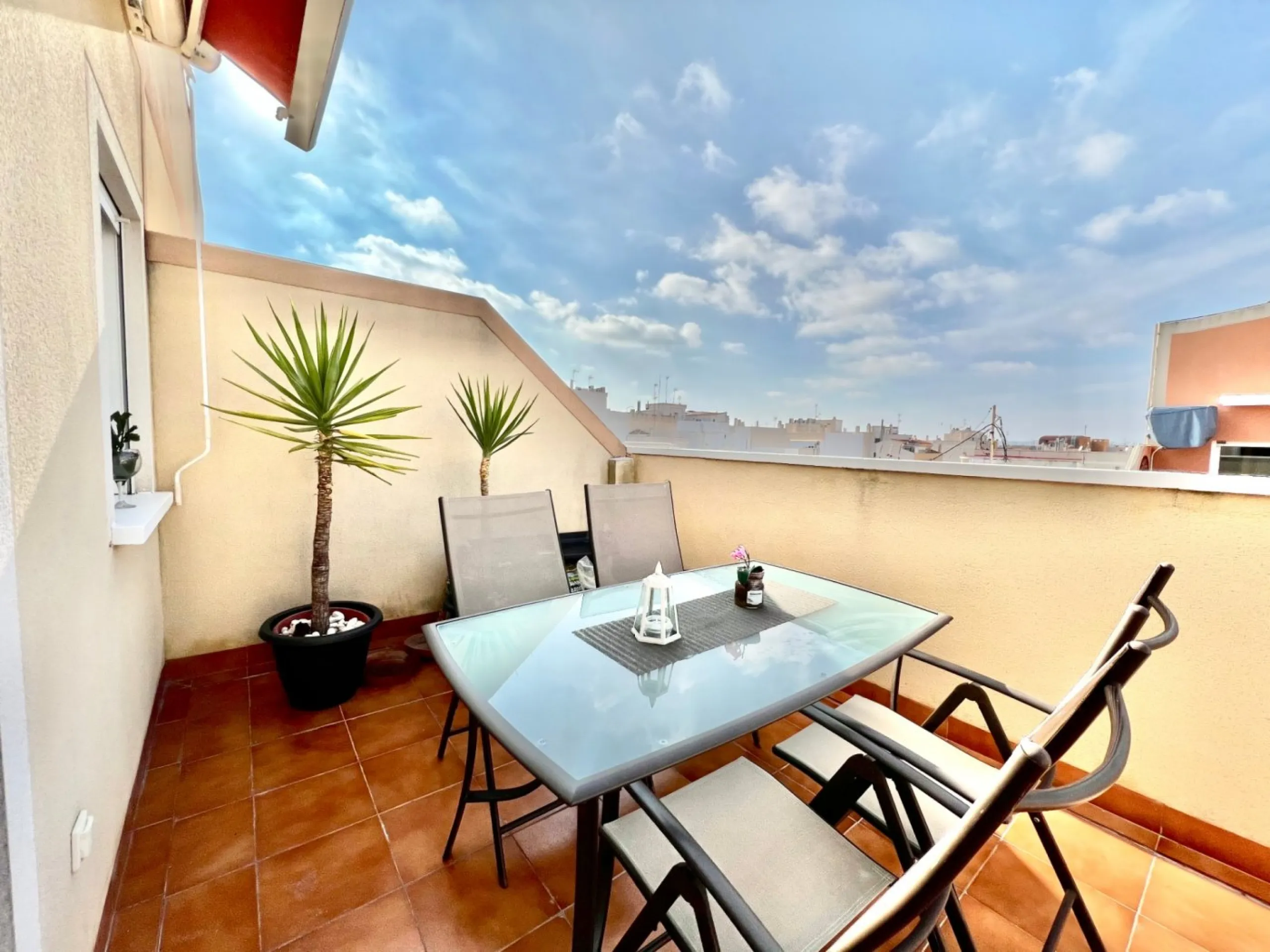 Penthouse with 30m2 terrace. South facing. 400m from the beach. Tourist license. Central location.