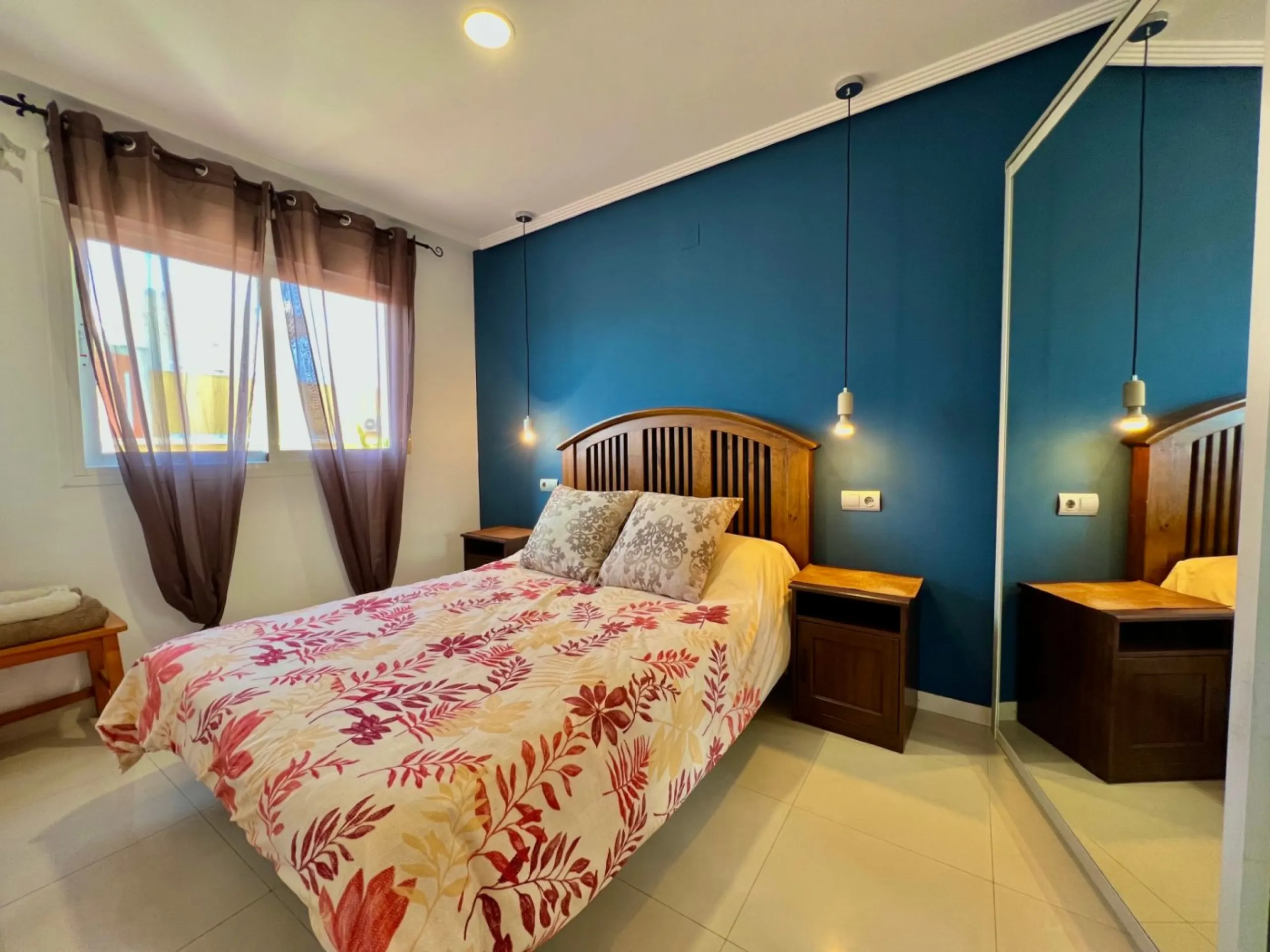 Penthouse with 30m2 terrace. South facing. 400m from the beach. Tourist license. Central location.