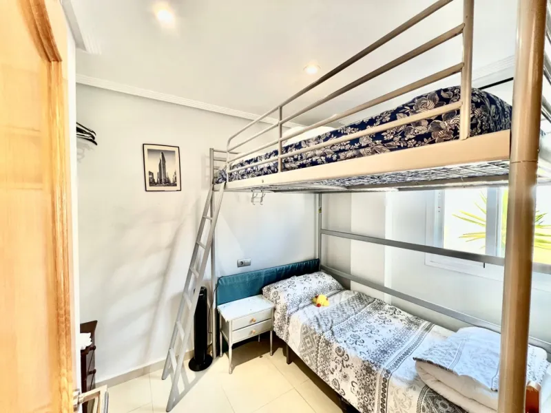 Penthouse with 30m2 terrace. South facing. 400m from the beach. Tourist license. Central location.