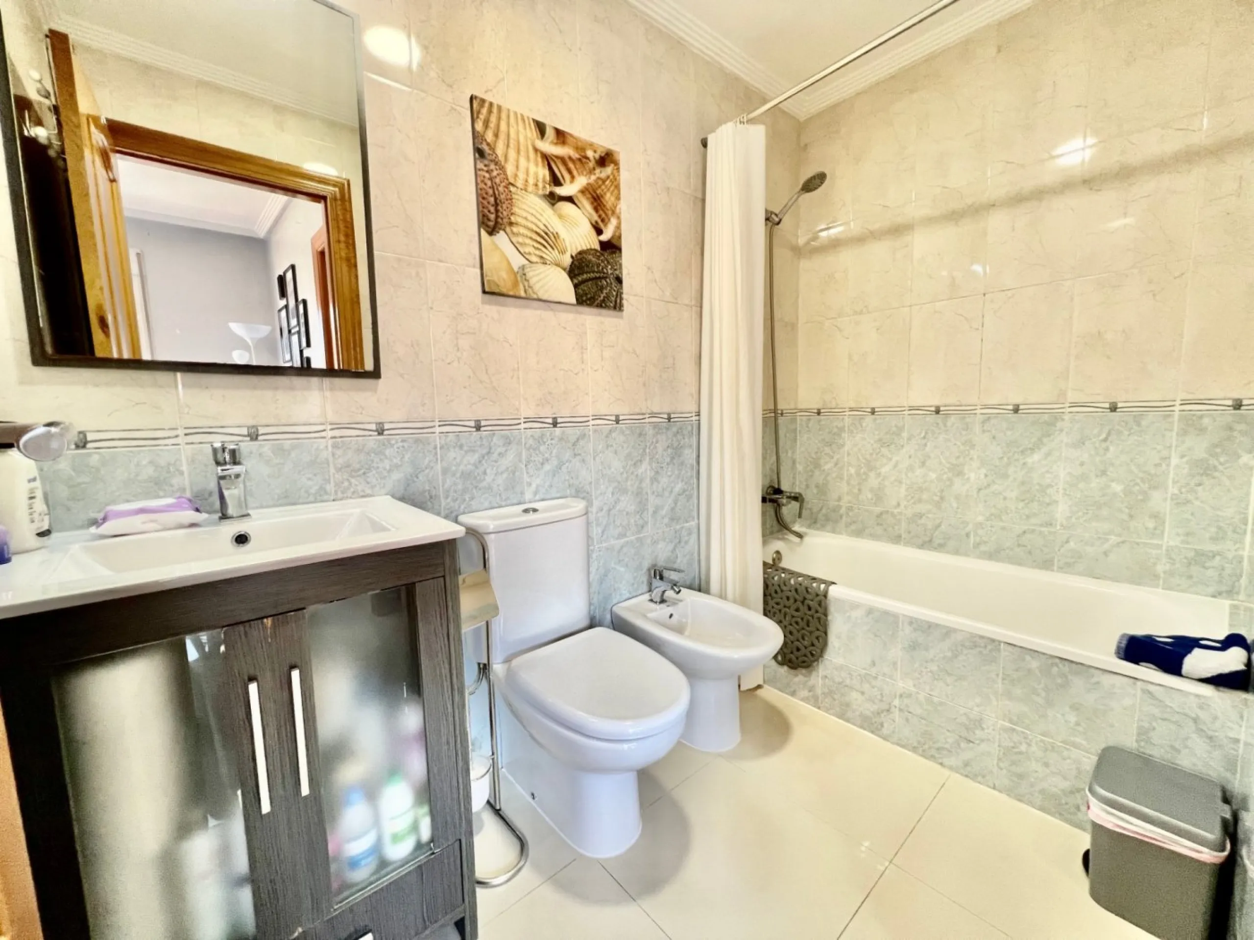 Penthouse with 30m2 terrace. South facing. 400m from the beach. Tourist license. Central location.