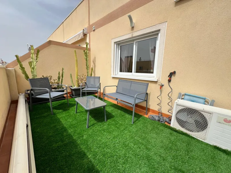 Penthouse with 30m2 terrace. South facing. 400m from the beach. Tourist license. Central location.