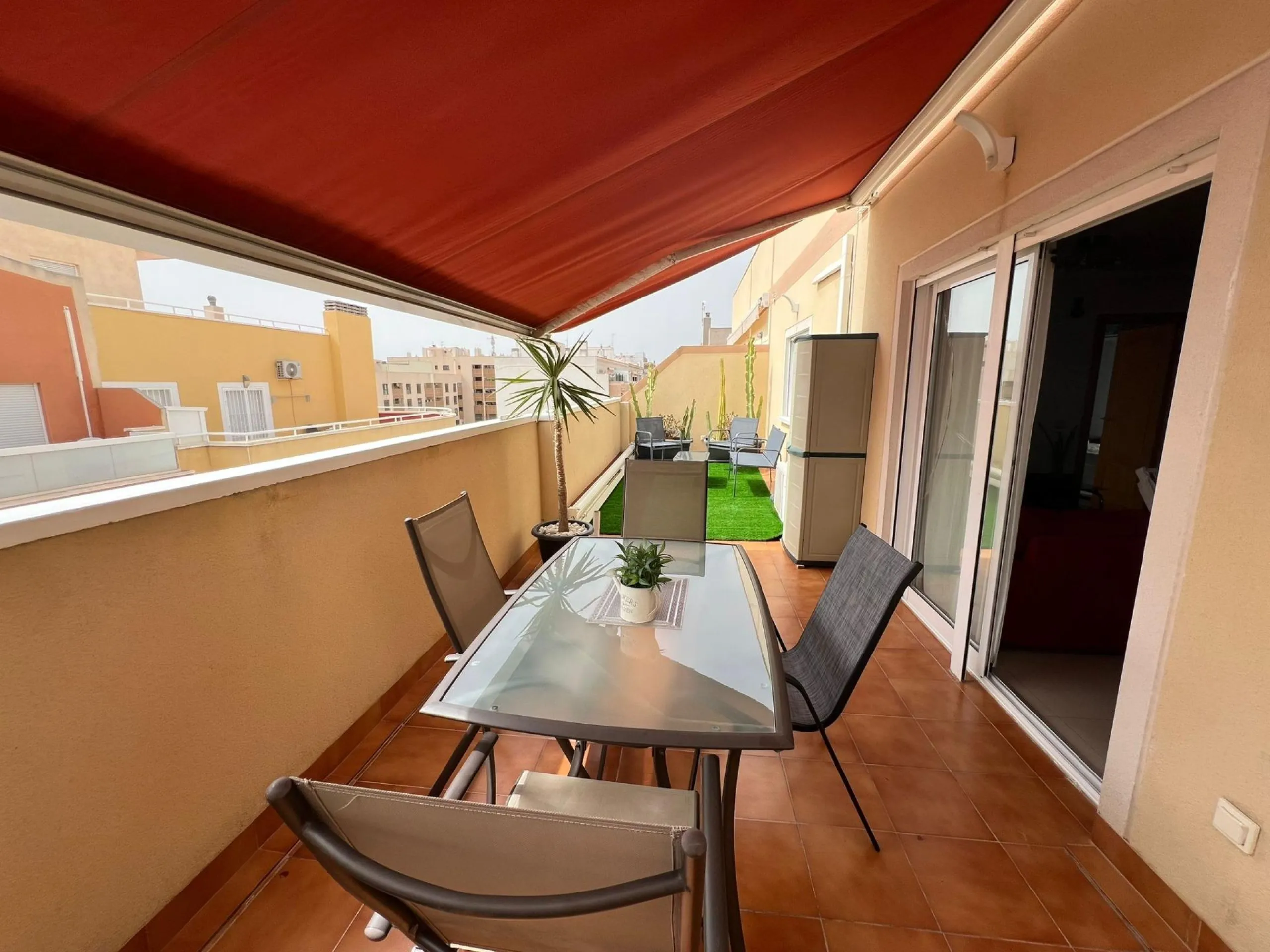 Penthouse with 30m2 terrace. South facing. 400m from the beach. Tourist license. Central location.