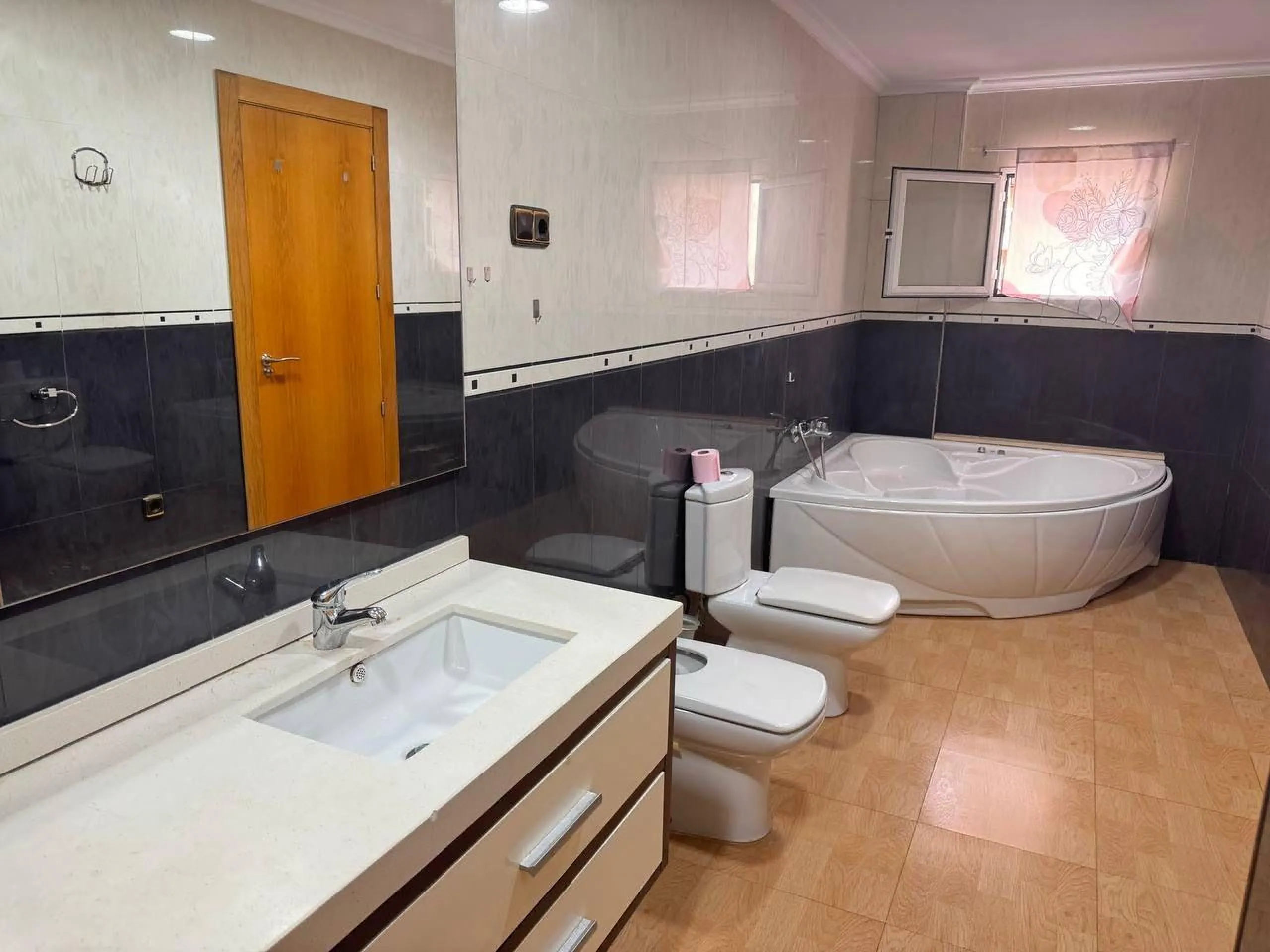 Spacious Semi-New Apartment in Torrevieja, Ideal for Living