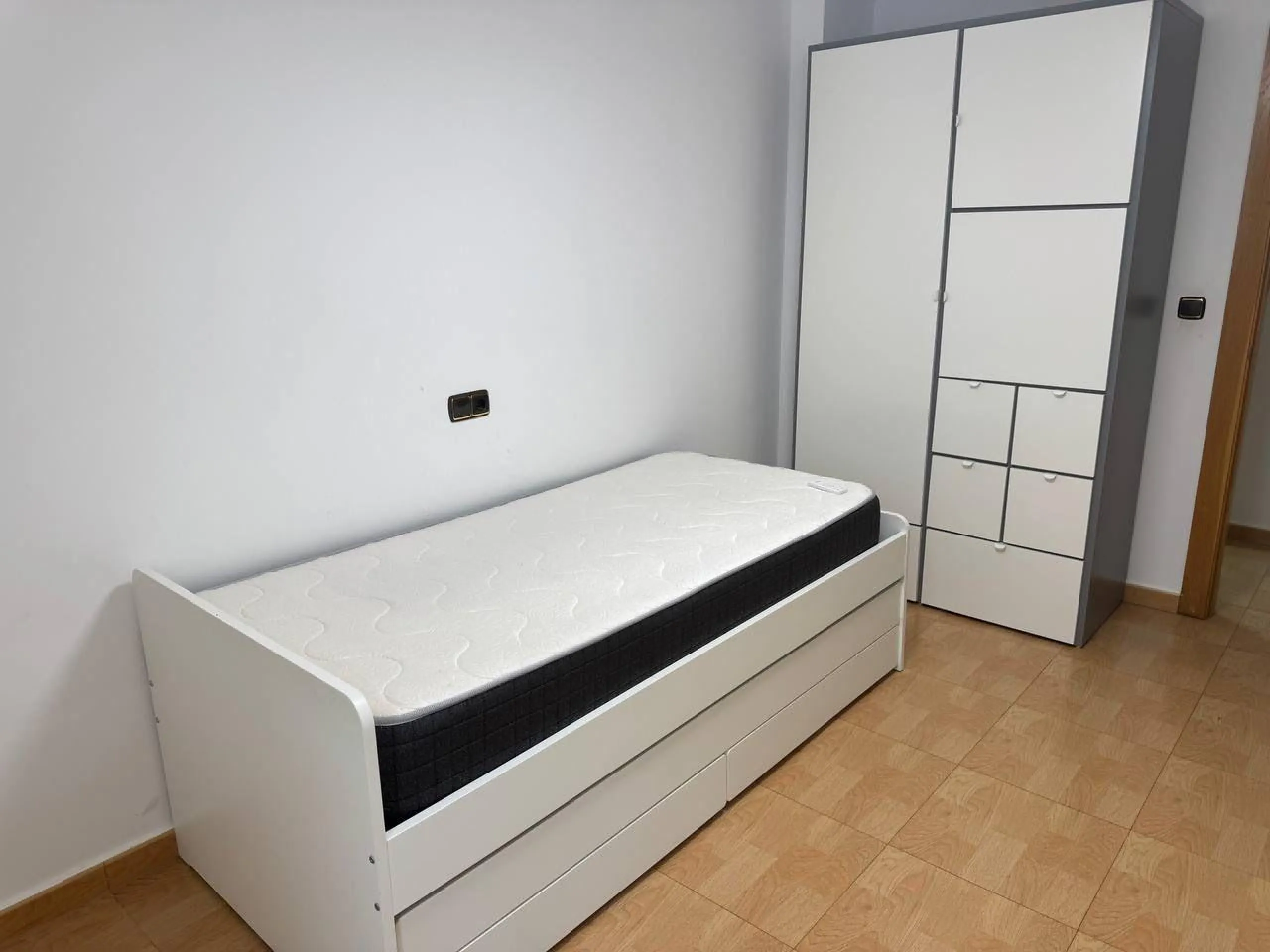 Spacious Semi-New Apartment in Torrevieja, Ideal for Living