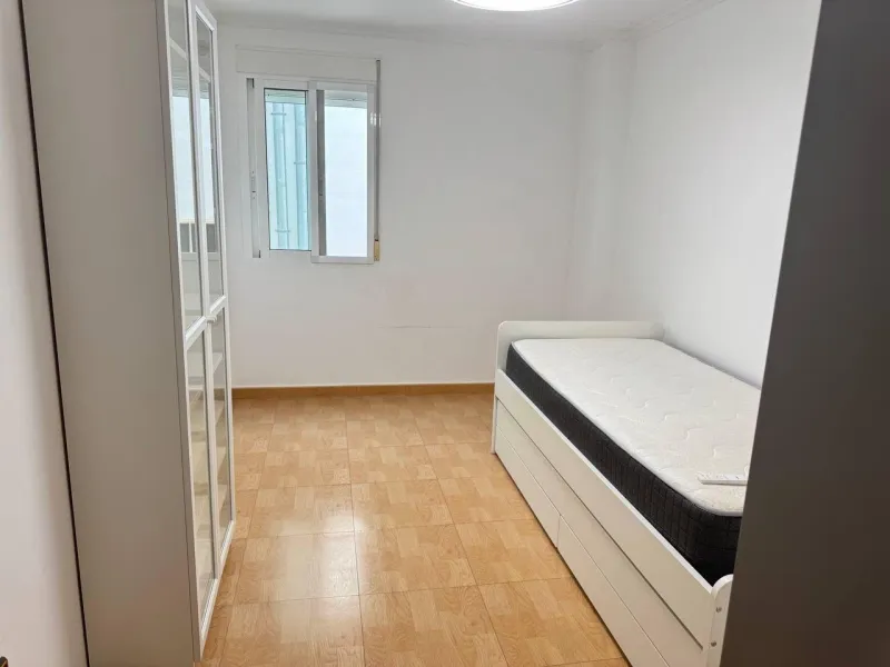 Spacious Semi-New Apartment in Torrevieja, Ideal for Living