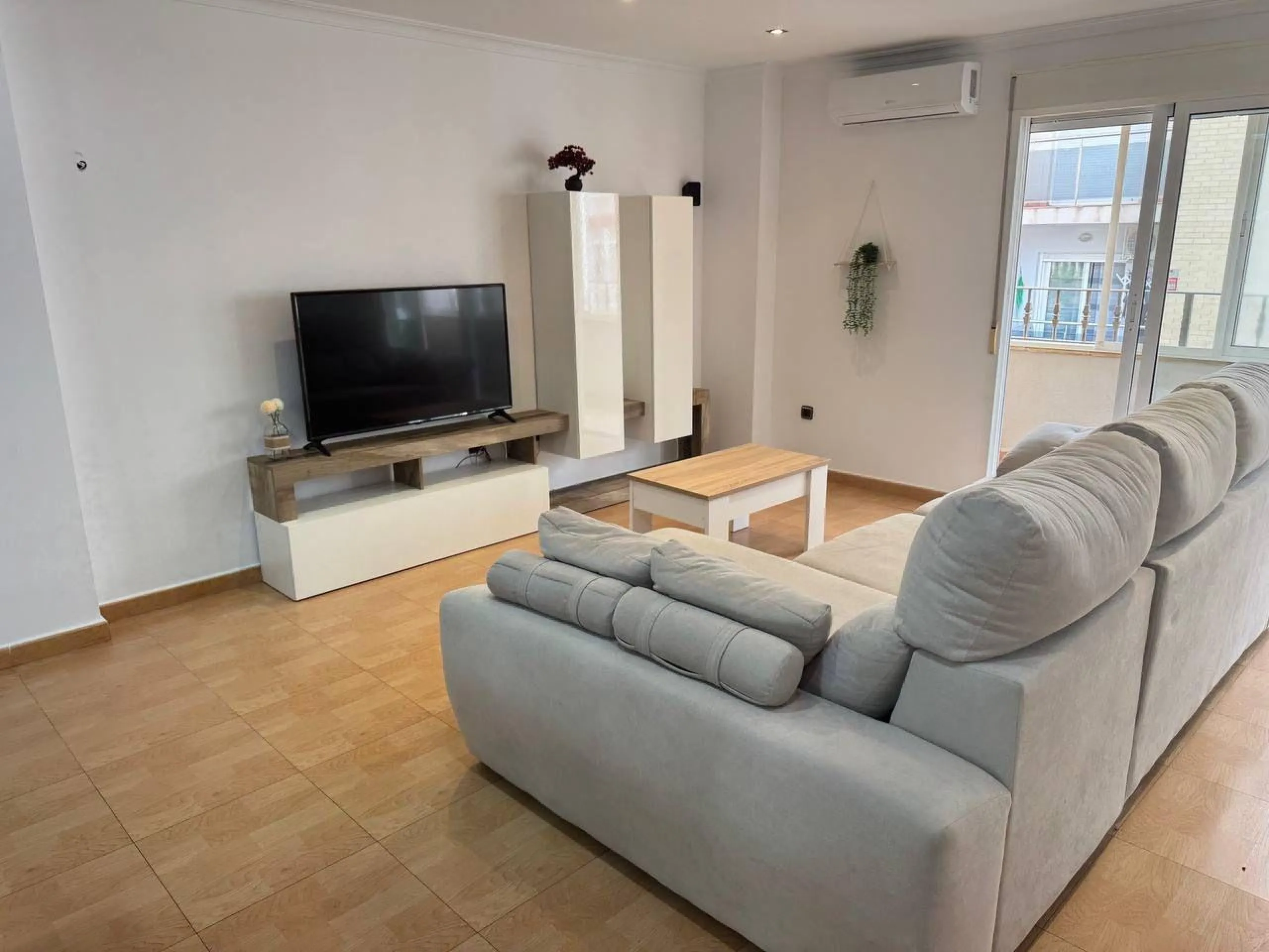 Spacious Semi-New Apartment in Torrevieja, Ideal for Living
