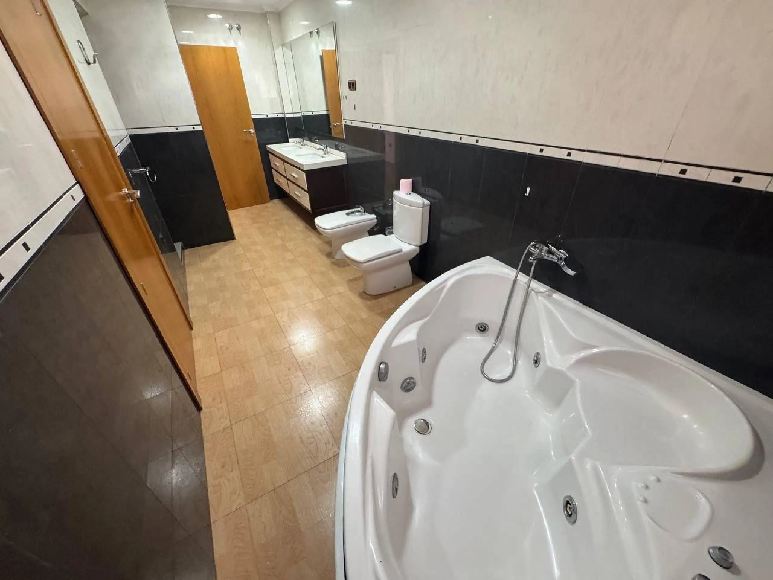 Spacious Semi-New Apartment in Torrevieja, Ideal for Living