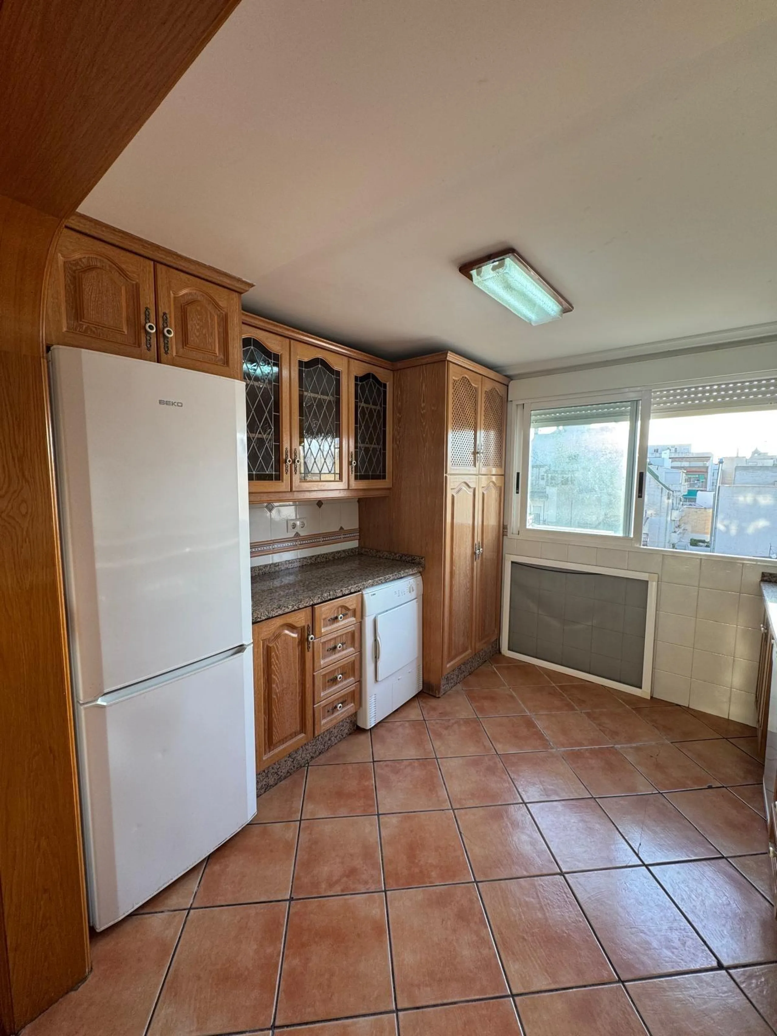 APARTAMENTO A 200 METROS DEL PUERTO DE TORREVIEJA CON SUPERFICIE DE 121 M2. 3 DORM. 2 BAÑOS.