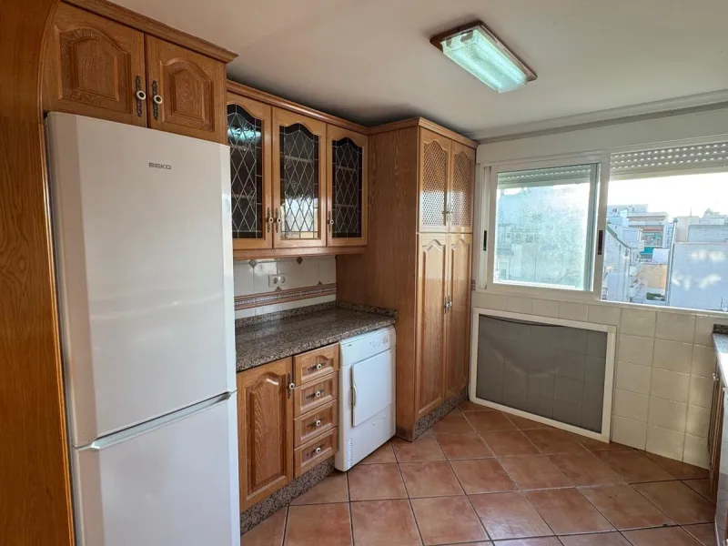 APARTAMENTO A 200 METROS DEL PUERTO DE TORREVIEJA CON SUPERFICIE DE 121 M2. 3 DORM. 2 BAÑOS.