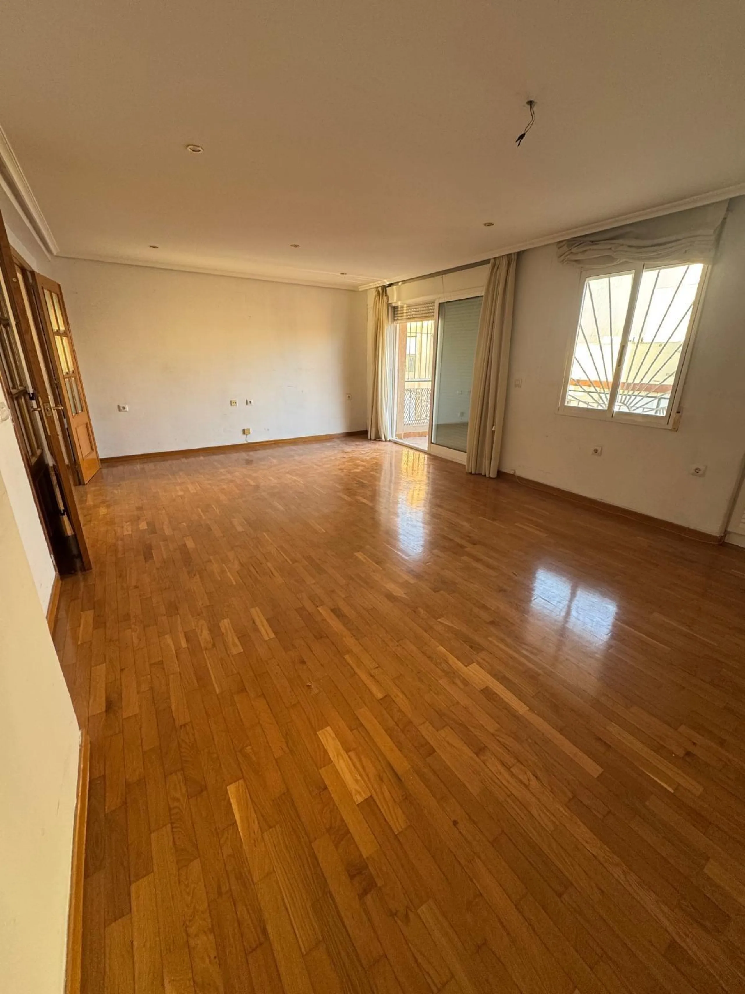 APARTAMENTO A 200 METROS DEL PUERTO DE TORREVIEJA CON SUPERFICIE DE 121 M2. 3 DORM. 2 BAÑOS.