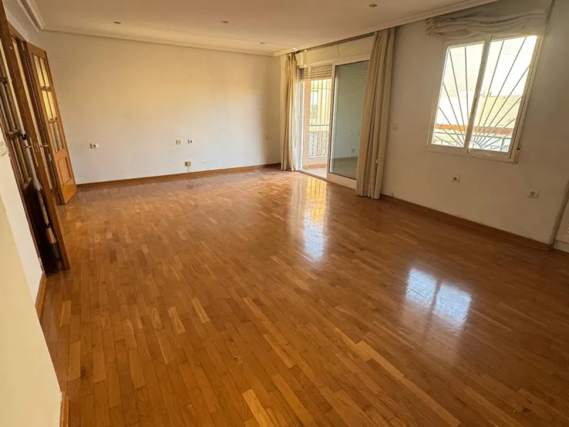APARTAMENTO A 200 METROS DEL PUERTO DE TORREVIEJA CON SUPERFICIE DE 121 M2. 3 DORM. 2 BAÑOS.