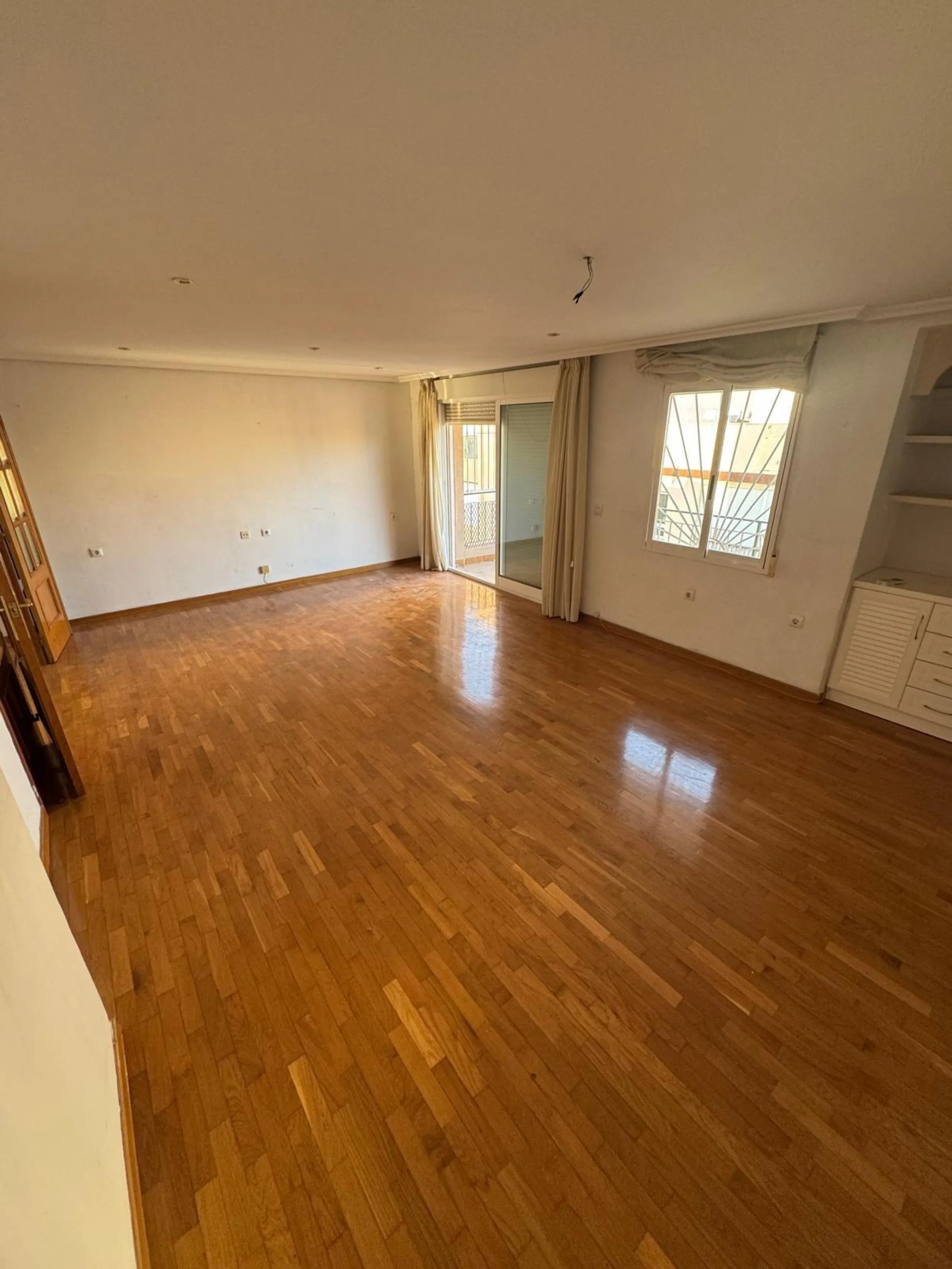 APARTAMENTO A 200 METROS DEL PUERTO DE TORREVIEJA CON SUPERFICIE DE 121 M2. 3 DORM. 2 BAÑOS.
