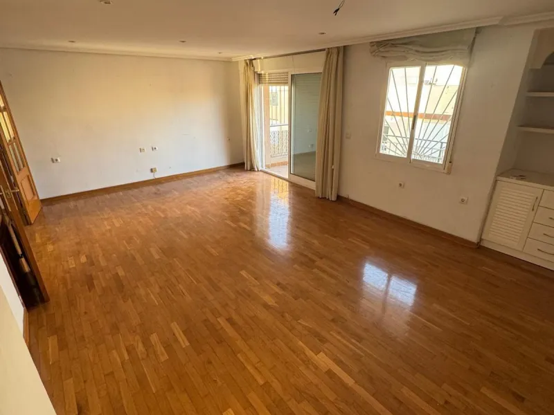 APARTAMENTO A 200 METROS DEL PUERTO DE TORREVIEJA CON SUPERFICIE DE 121 M2. 3 DORM. 2 BAÑOS.