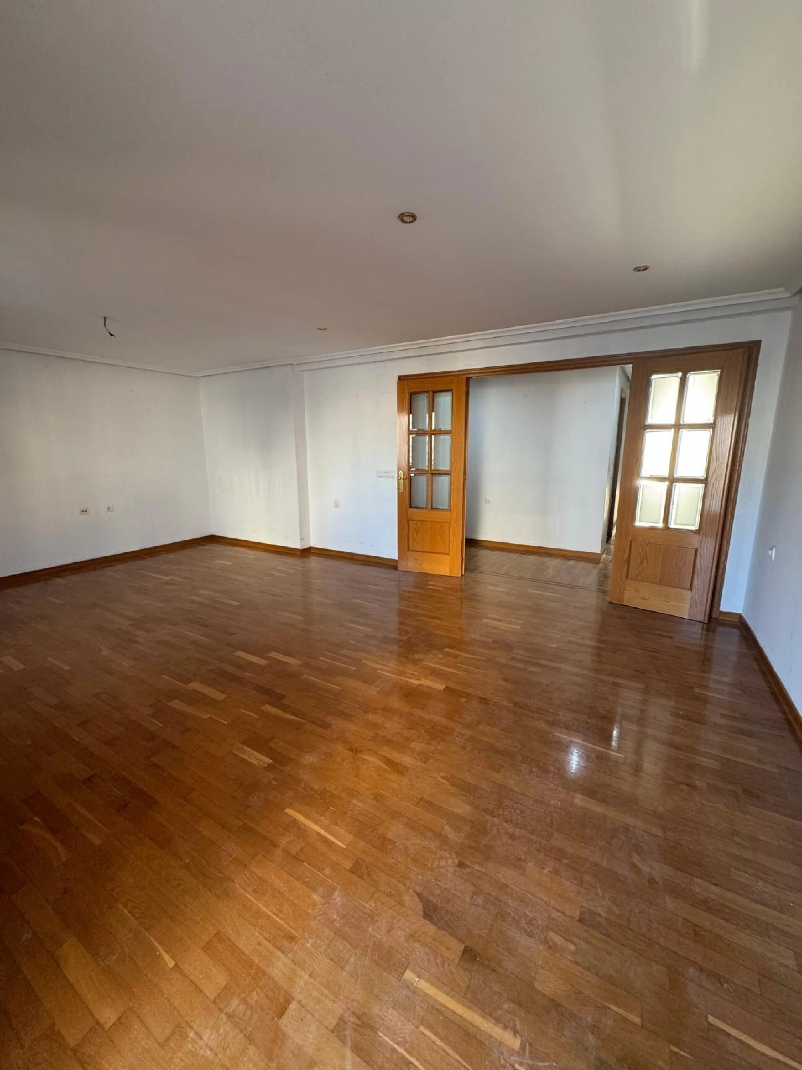 APARTAMENTO A 200 METROS DEL PUERTO DE TORREVIEJA CON SUPERFICIE DE 121 M2. 3 DORM. 2 BAÑOS.