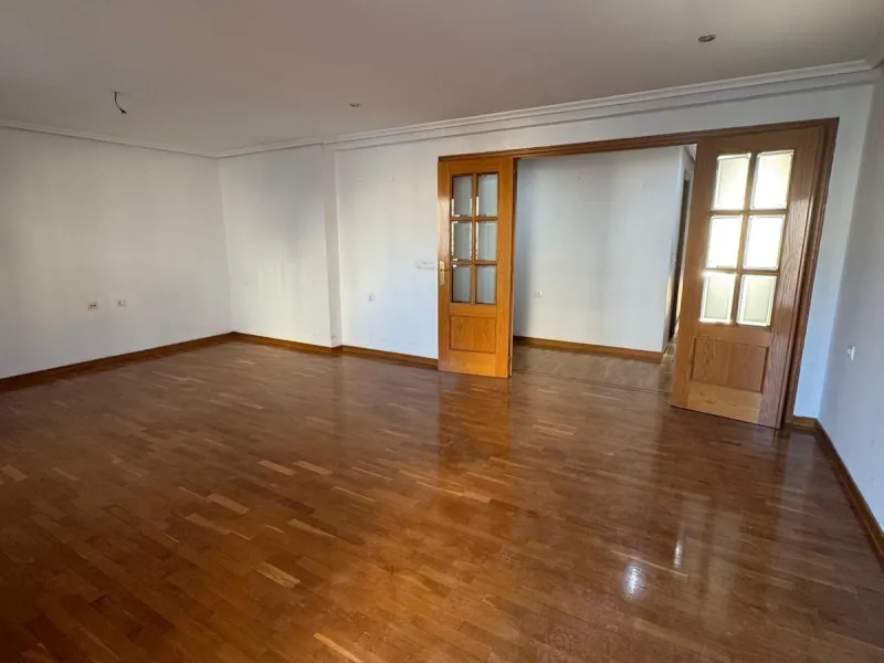 APARTAMENTO A 200 METROS DEL PUERTO DE TORREVIEJA CON SUPERFICIE DE 121 M2. 3 DORM. 2 BAÑOS.
