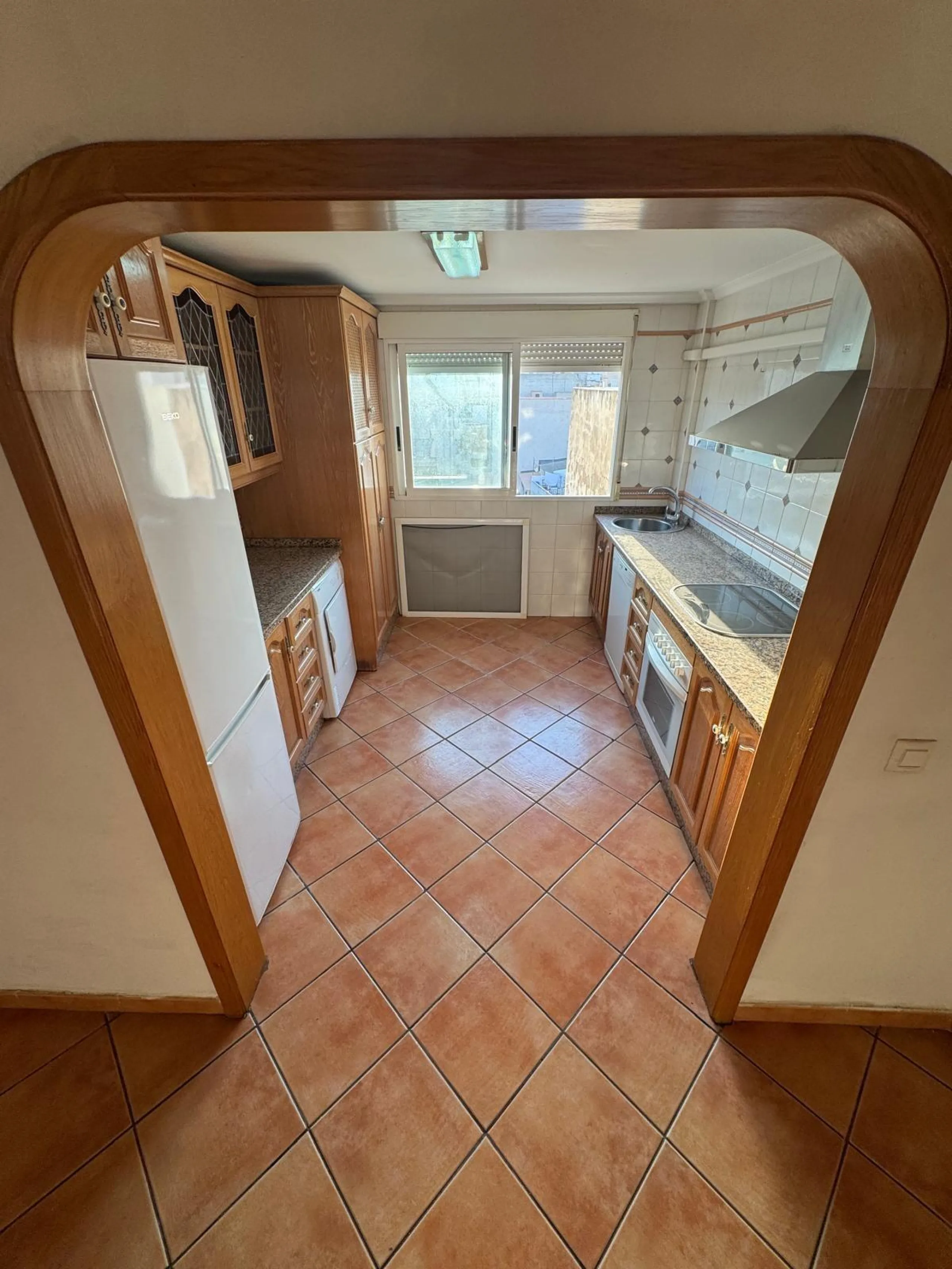APARTAMENTO A 200 METROS DEL PUERTO DE TORREVIEJA CON SUPERFICIE DE 121 M2. 3 DORM. 2 BAÑOS.