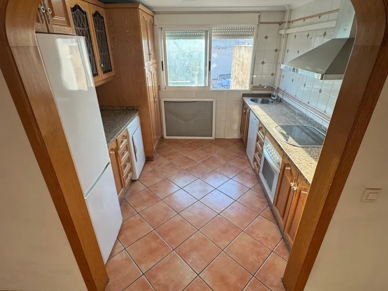 APARTAMENTO A 200 METROS DEL PUERTO DE TORREVIEJA CON SUPERFICIE DE 121 M2. 3 DORM. 2 BAÑOS.