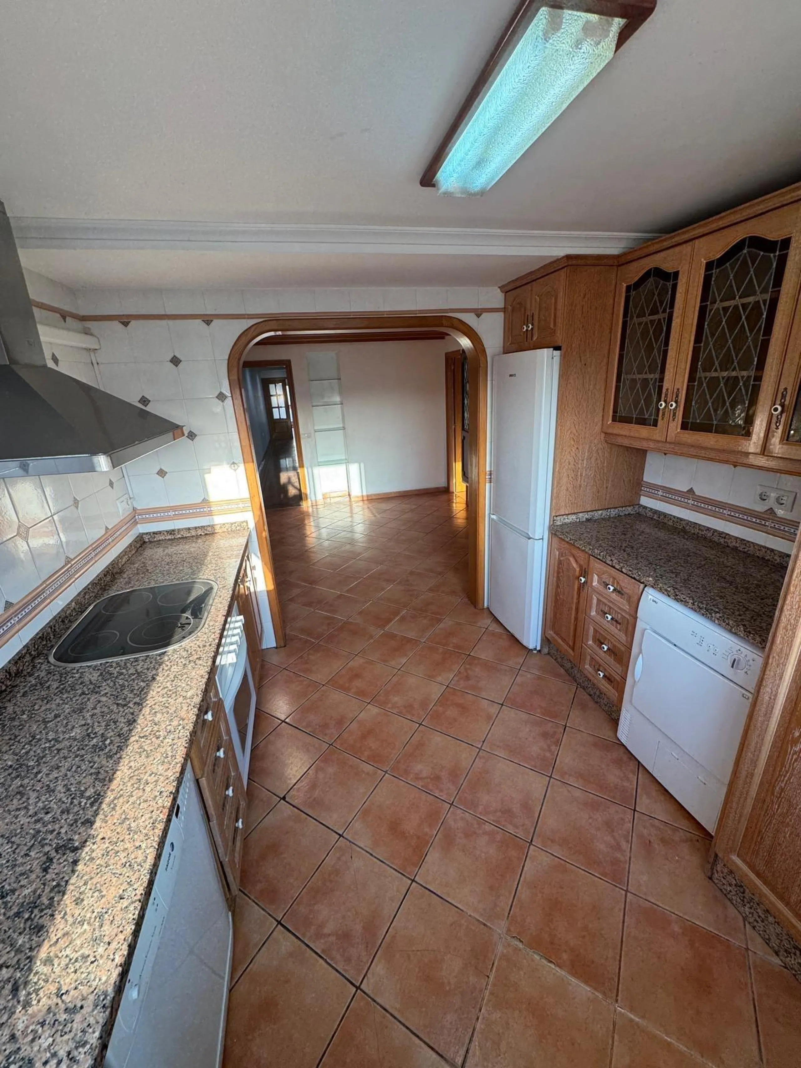APARTAMENTO A 200 METROS DEL PUERTO DE TORREVIEJA CON SUPERFICIE DE 121 M2. 3 DORM. 2 BAÑOS.