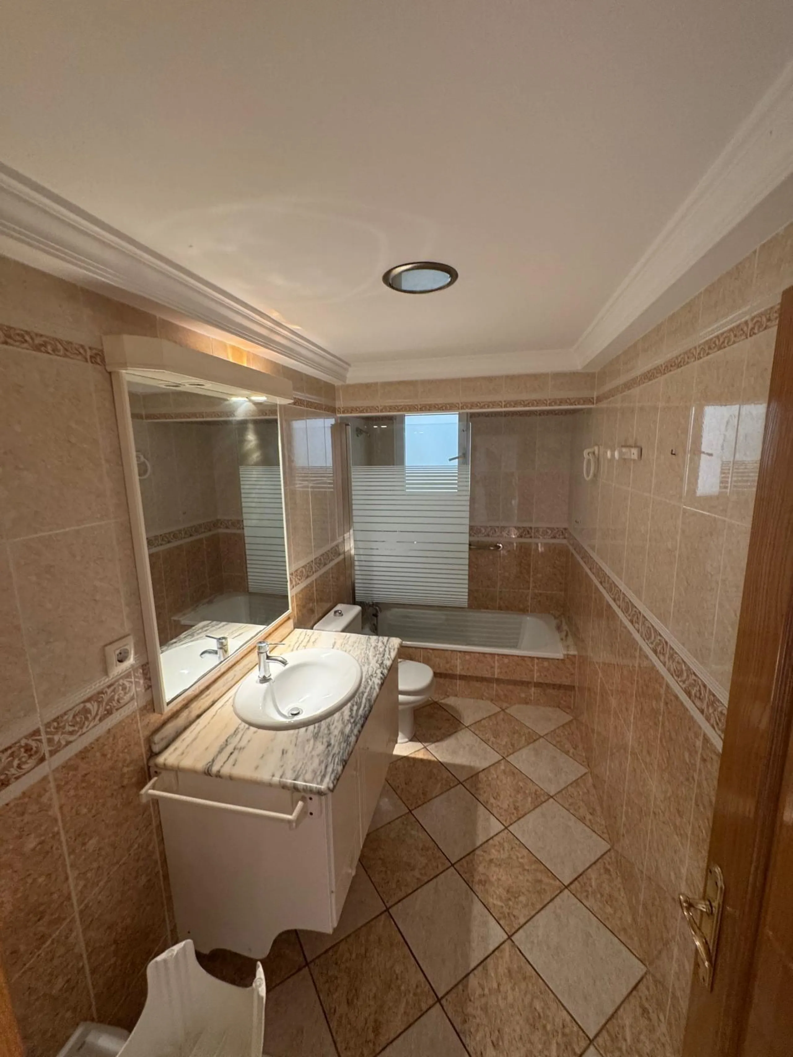APARTAMENTO A 200 METROS DEL PUERTO DE TORREVIEJA CON SUPERFICIE DE 121 M2. 3 DORM. 2 BAÑOS.