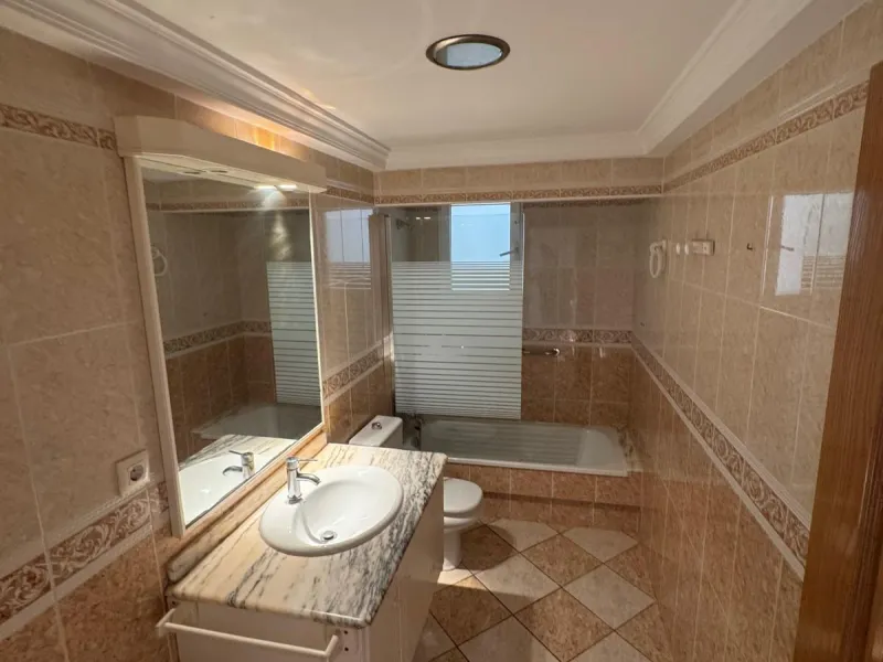 APARTAMENTO A 200 METROS DEL PUERTO DE TORREVIEJA CON SUPERFICIE DE 121 M2. 3 DORM. 2 BAÑOS.