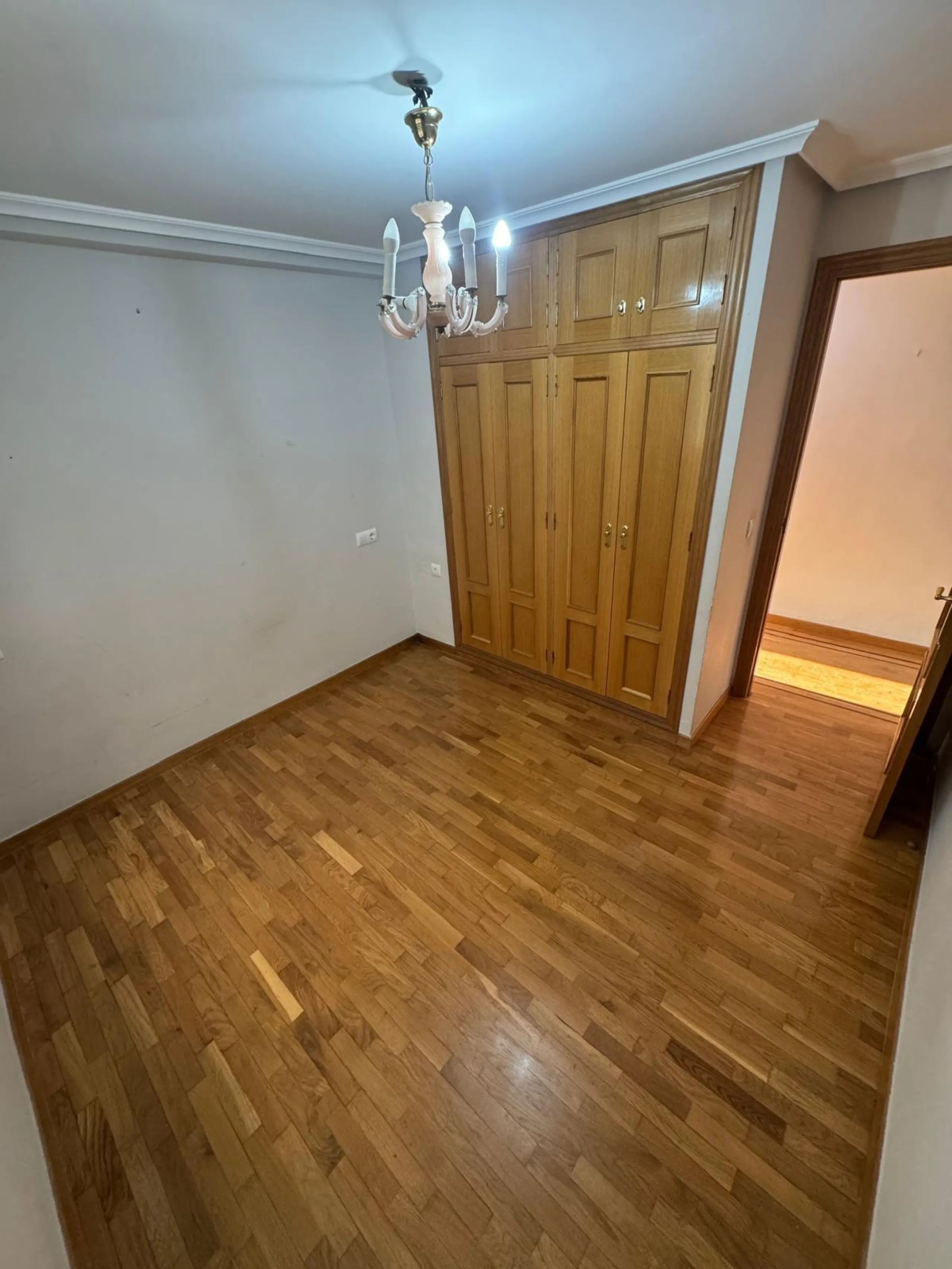 APARTAMENTO A 200 METROS DEL PUERTO DE TORREVIEJA CON SUPERFICIE DE 121 M2. 3 DORM. 2 BAÑOS.