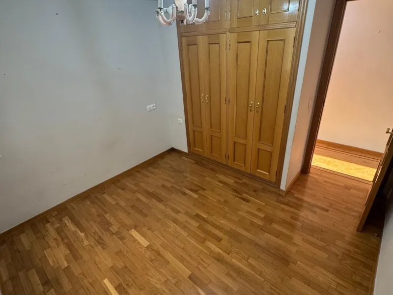 APARTAMENTO A 200 METROS DEL PUERTO DE TORREVIEJA CON SUPERFICIE DE 121 M2. 3 DORM. 2 BAÑOS.