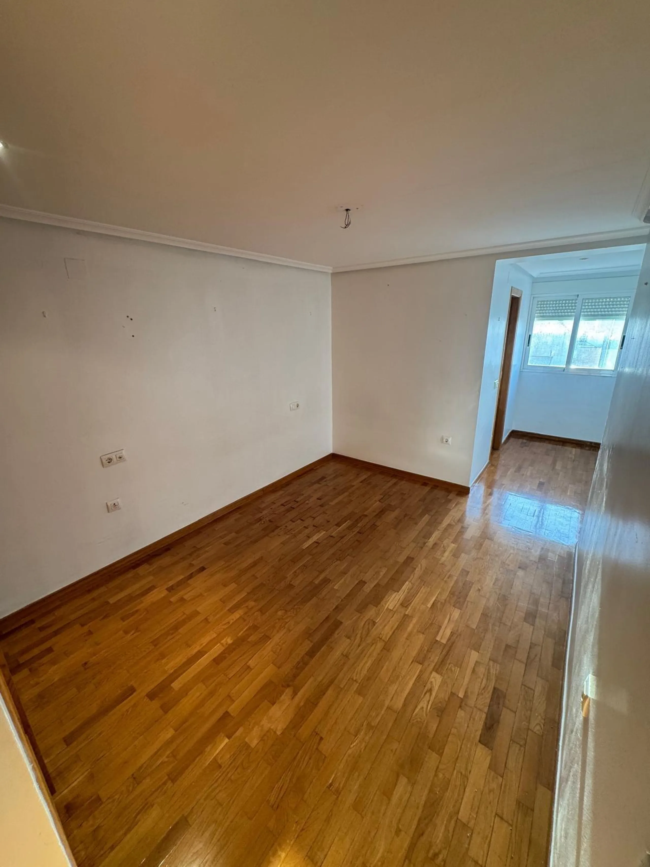 APARTAMENTO A 200 METROS DEL PUERTO DE TORREVIEJA CON SUPERFICIE DE 121 M2. 3 DORM. 2 BAÑOS.