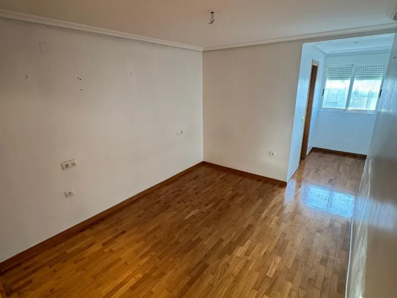APARTAMENTO A 200 METROS DEL PUERTO DE TORREVIEJA CON SUPERFICIE DE 121 M2. 3 DORM. 2 BAÑOS.