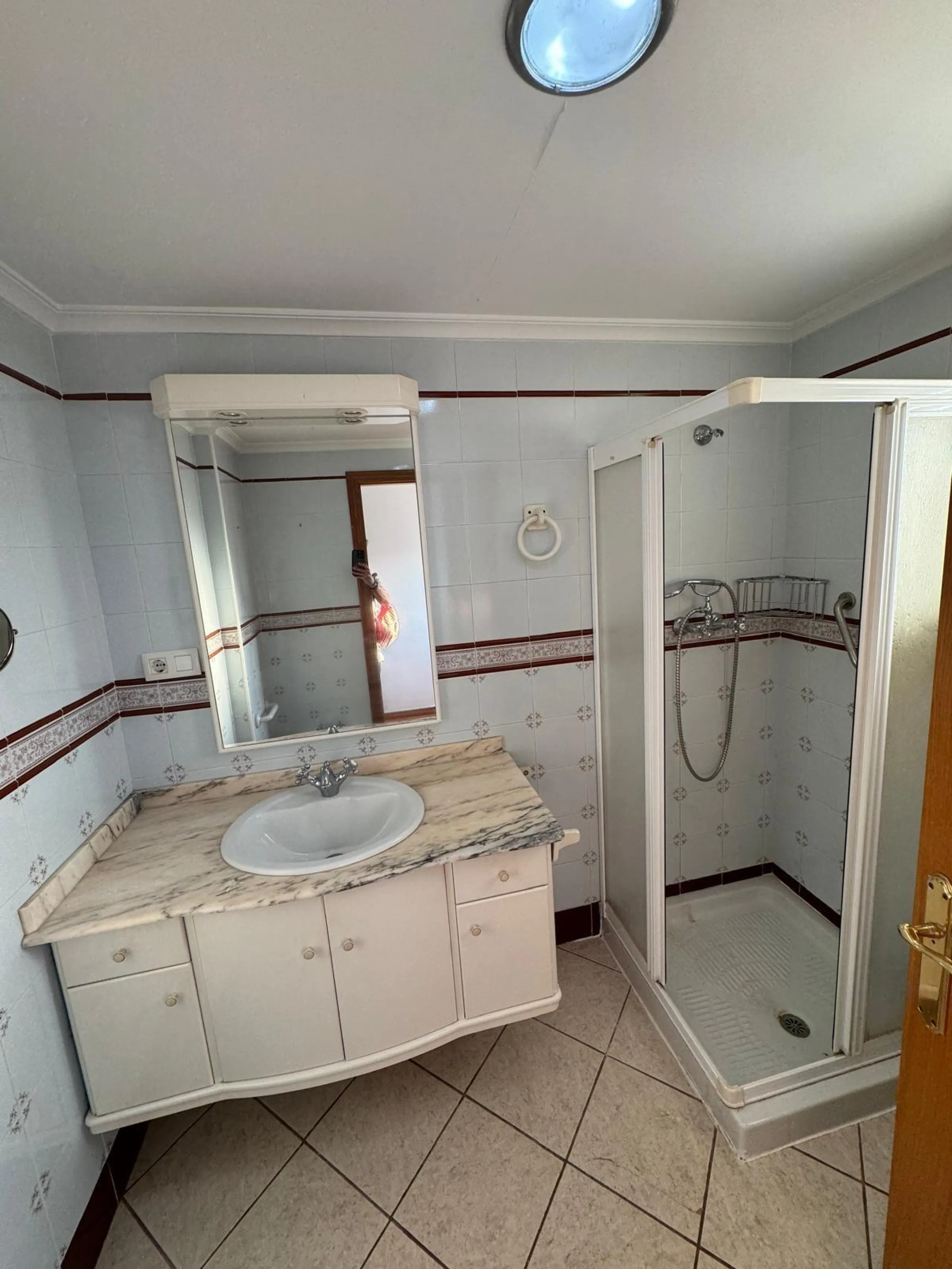 APARTAMENTO A 200 METROS DEL PUERTO DE TORREVIEJA CON SUPERFICIE DE 121 M2. 3 DORM. 2 BAÑOS.
