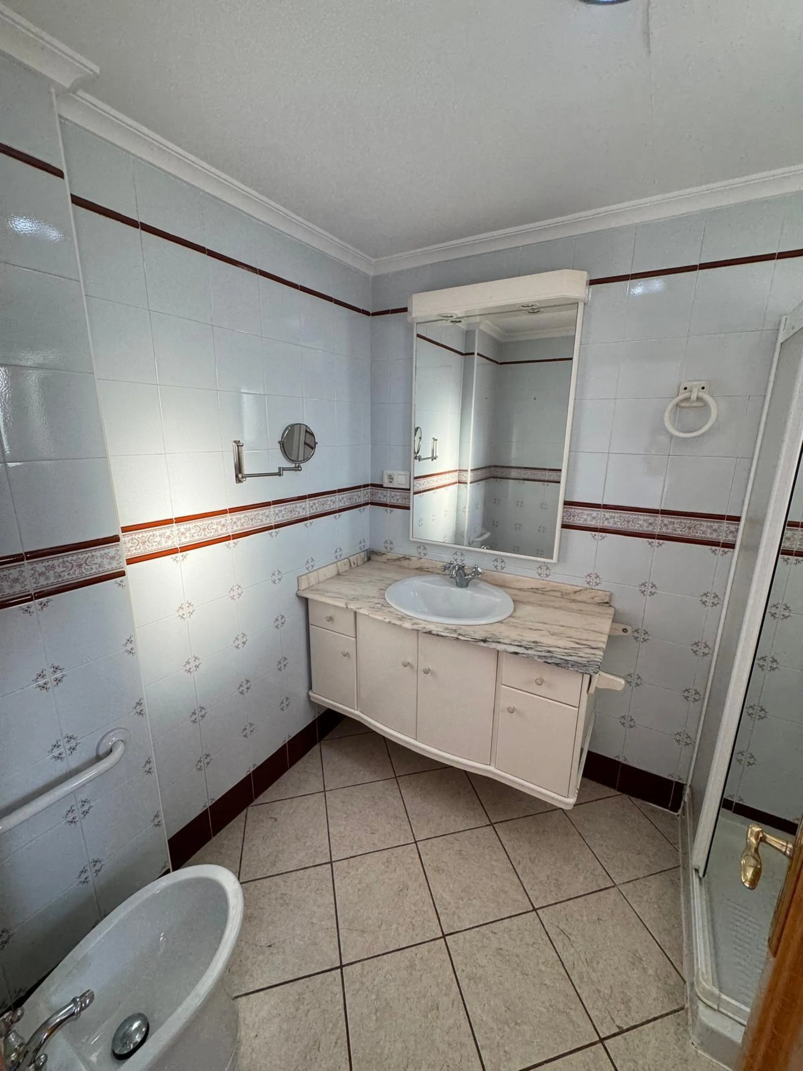 APARTAMENTO A 200 METROS DEL PUERTO DE TORREVIEJA CON SUPERFICIE DE 121 M2. 3 DORM. 2 BAÑOS.