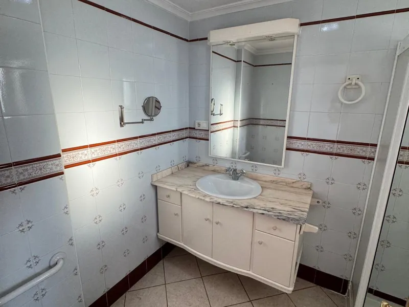 APARTAMENTO A 200 METROS DEL PUERTO DE TORREVIEJA CON SUPERFICIE DE 121 M2. 3 DORM. 2 BAÑOS.