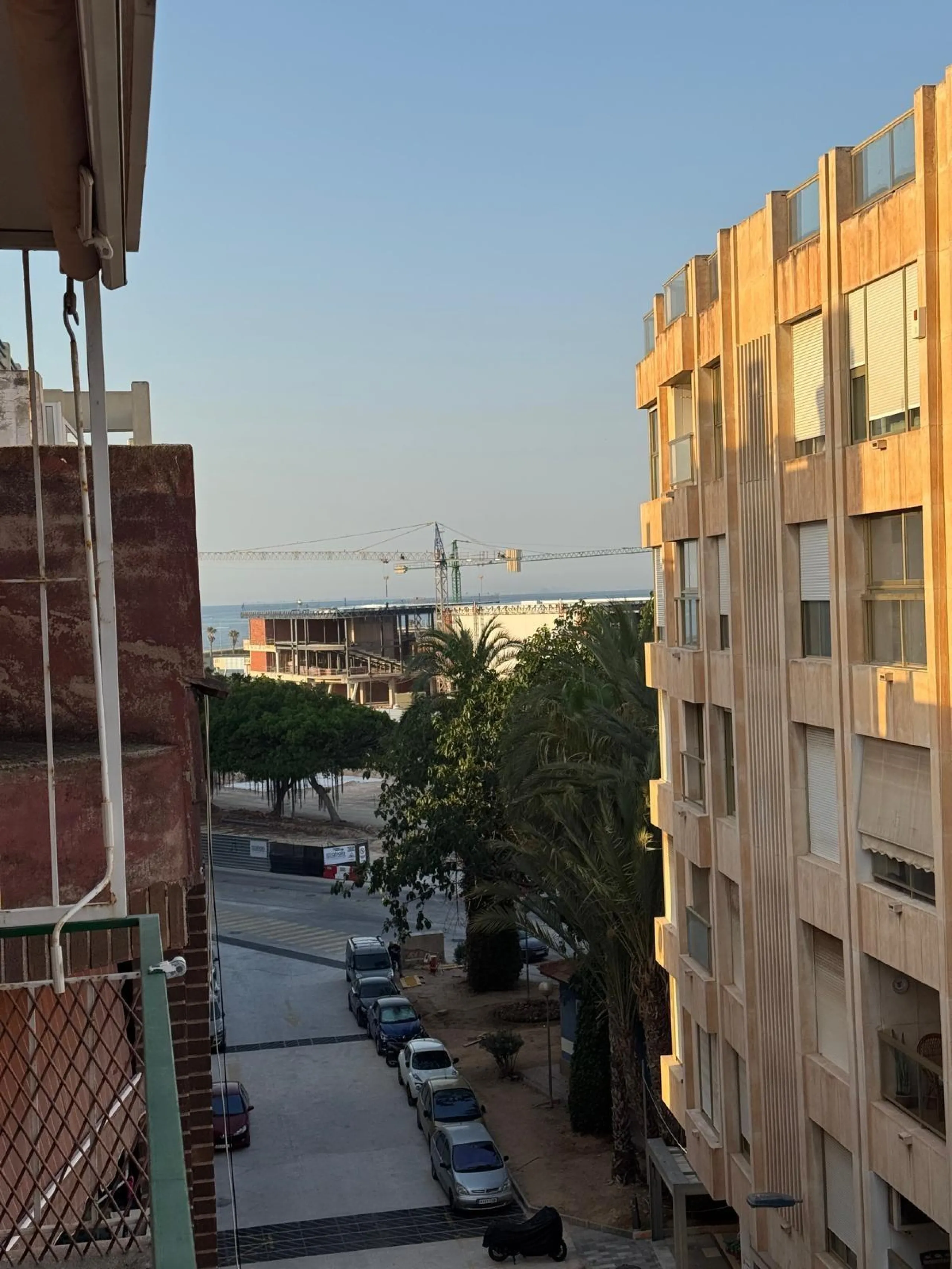 APARTAMENTO A 200 METROS DEL PUERTO DE TORREVIEJA CON SUPERFICIE DE 121 M2. 3 DORM. 2 BAÑOS.