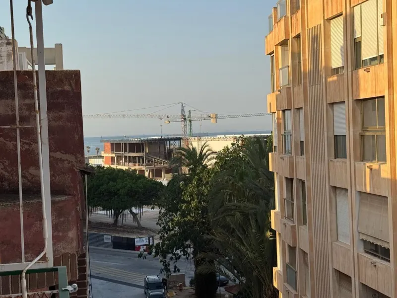 APARTAMENTO A 200 METROS DEL PUERTO DE TORREVIEJA CON SUPERFICIE DE 121 M2. 3 DORM. 2 BAÑOS.