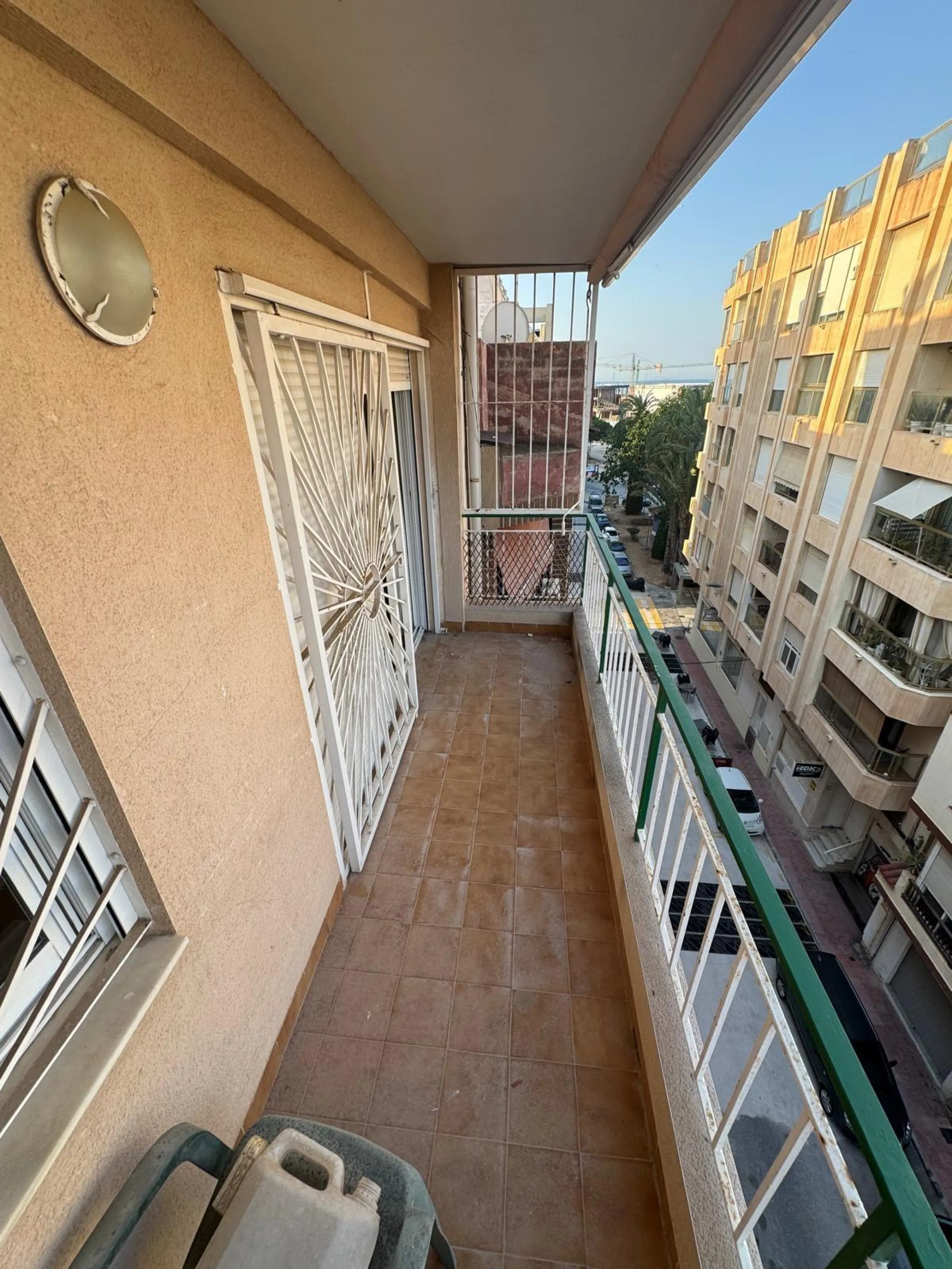 APARTAMENTO A 200 METROS DEL PUERTO DE TORREVIEJA CON SUPERFICIE DE 121 M2. 3 DORM. 2 BAÑOS.