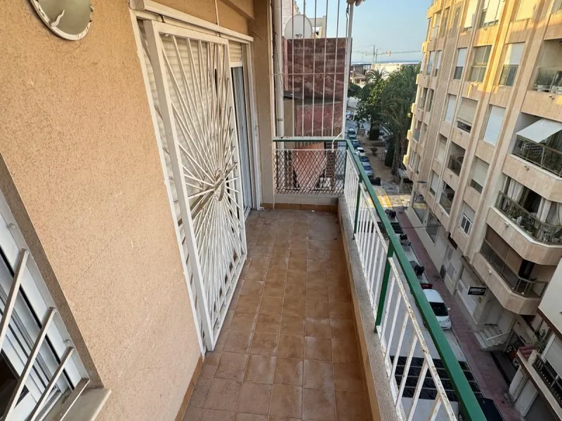APARTAMENTO A 200 METROS DEL PUERTO DE TORREVIEJA CON SUPERFICIE DE 121 M2. 3 DORM. 2 BAÑOS.