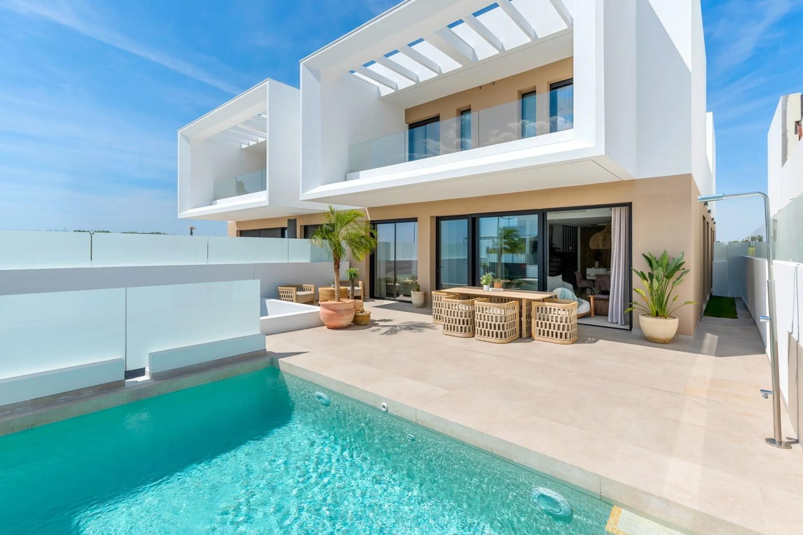VILLA DE LUJO EN DOLORES DE 3 DORM. 3 BAÑOS. 1 ASEO. PISCINA PRIVADA. 205 M2 DE PARCELA. DOS TERRAZAS. PARKING.