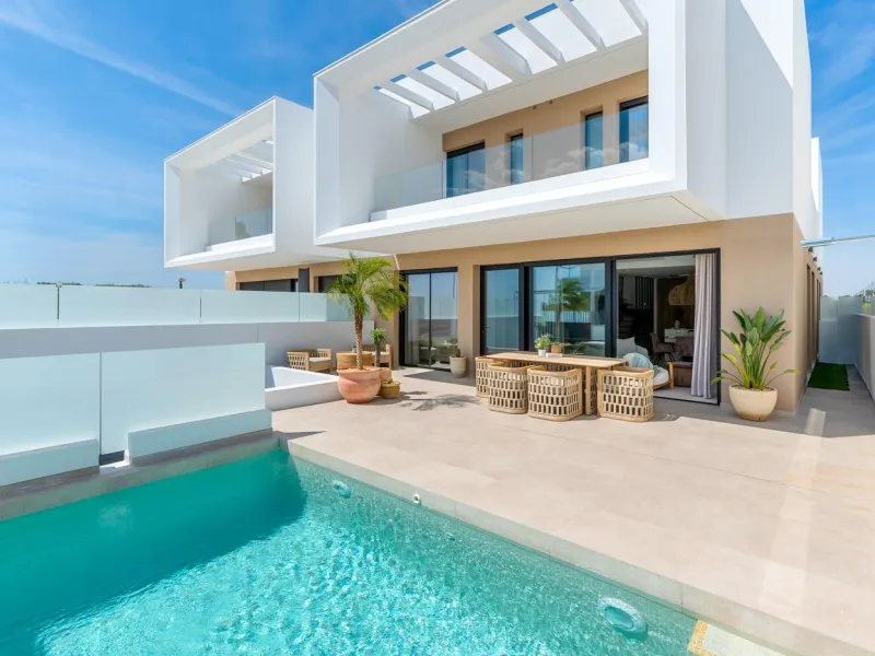 VILLA DE LUJO EN DOLORES DE 3 DORM. 3 BAÑOS. 1 ASEO. PISCINA PRIVADA. 205 M2 DE PARCELA. DOS TERRAZAS. PARKING.