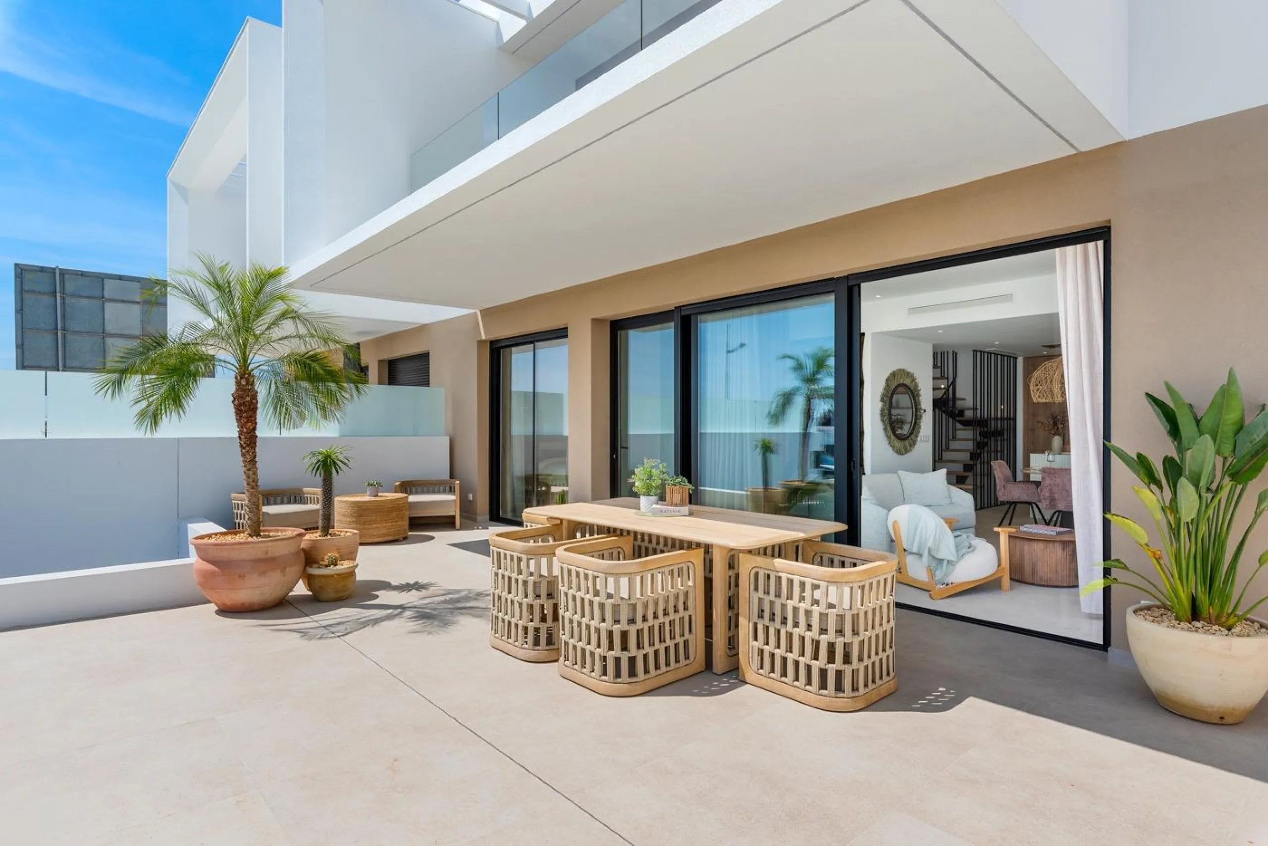 VILLA DE LUJO EN DOLORES DE 3 DORM. 3 BAÑOS. 1 ASEO. PISCINA PRIVADA. 205 M2 DE PARCELA. DOS TERRAZAS. PARKING.